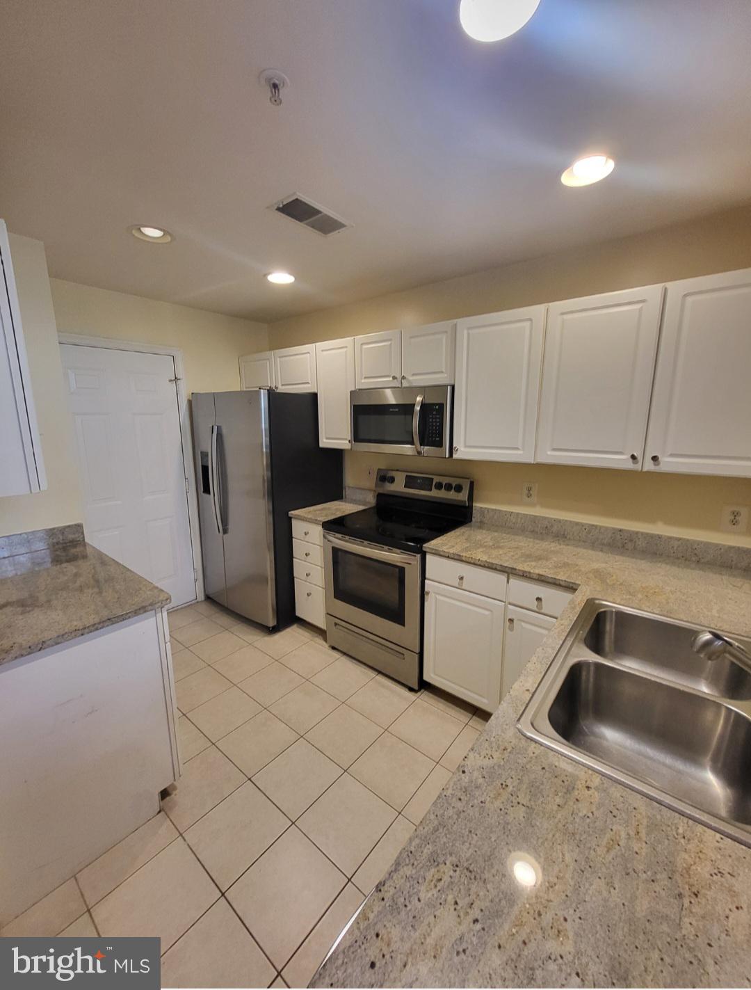 LINCOLN PARK - Residential Lease