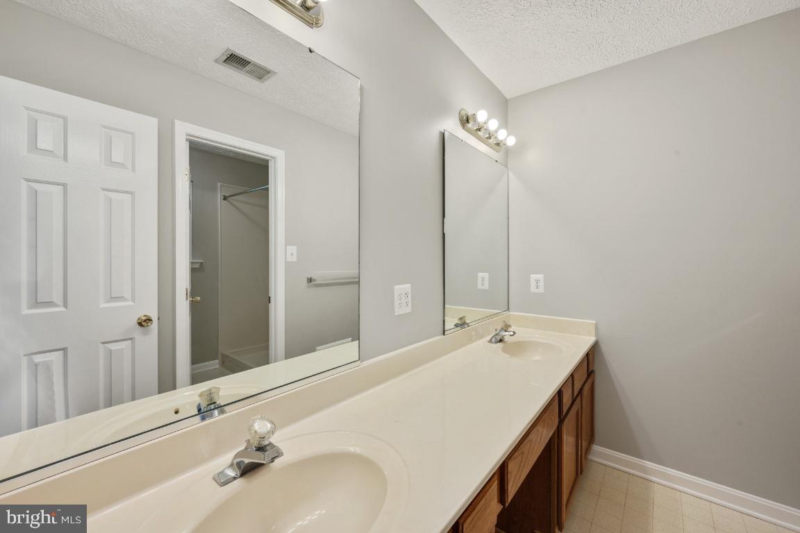 ASHFORD OAKS - Residential