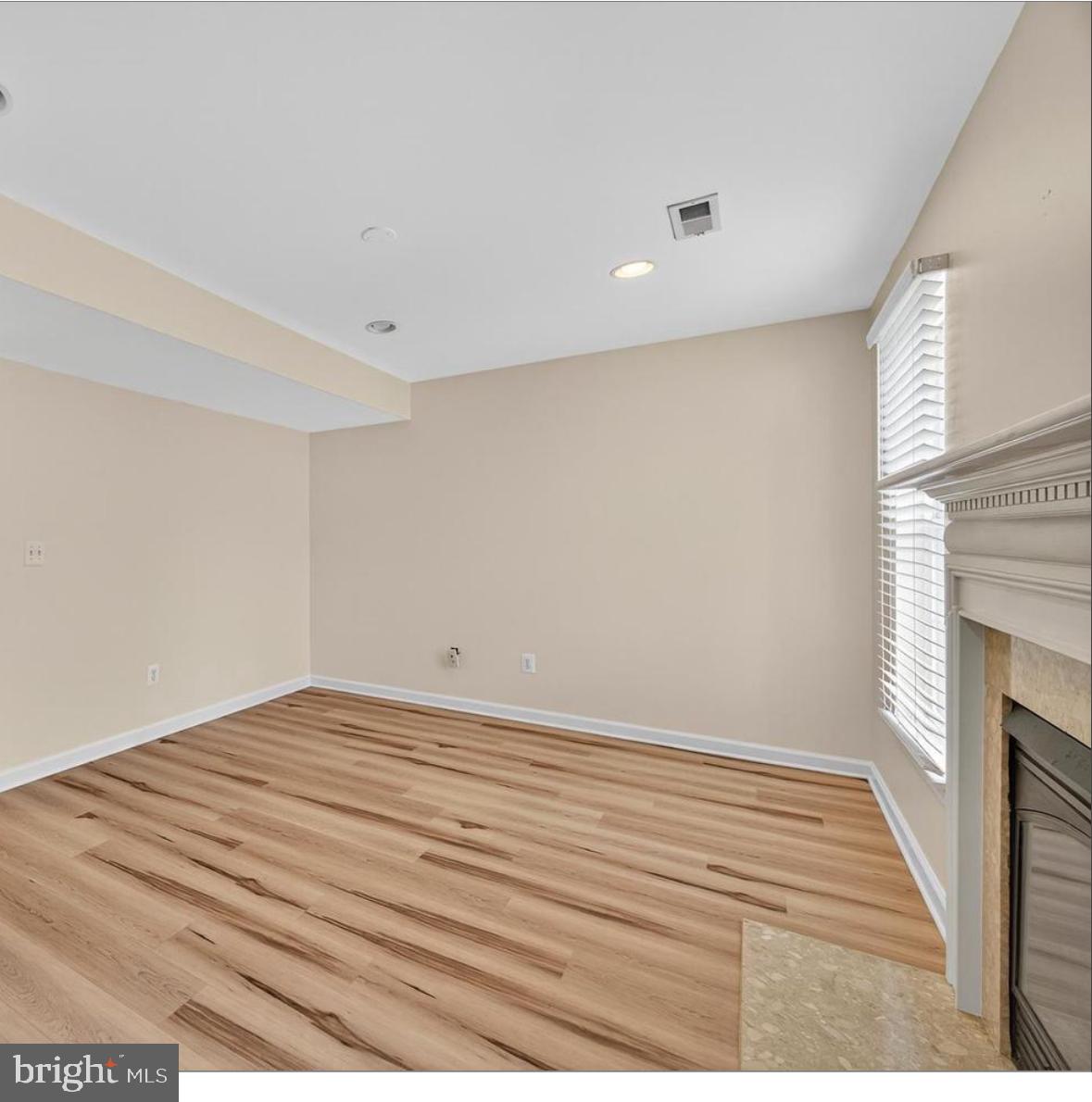 LAKELAND PLACE - Residential Lease