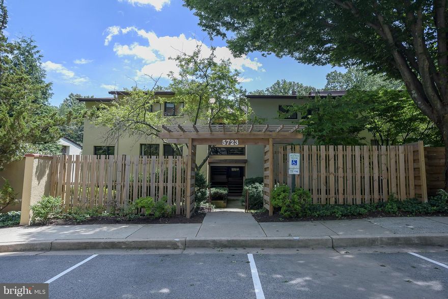 LOVELY 3-BEDROOM, 2 FULL BATH CONDOMINIUM HOME ON EASY, SAFE MIDDLE LEVEL WITH GREAT UTILITY EFFICIENCY. GAS-HEAT SIDE OF DEERING WOODS, BACKING TO TREES. NEW MAPLE CABINETS IN KITCHEN, GRANITE COUNTERS, WHITE 3 DOOR FRIG, UPDATED BATHS. KITCHEN OPEN TO DINING ROOM AND BALCONY.NEUTRAL COLORS, NEUTRAL CARPETS. BEAUTIFUL CONDITION!  OWNER REQUESTS FIN INFO SHEET & PRE-QUAL LETTER. EASY TO SHOW!