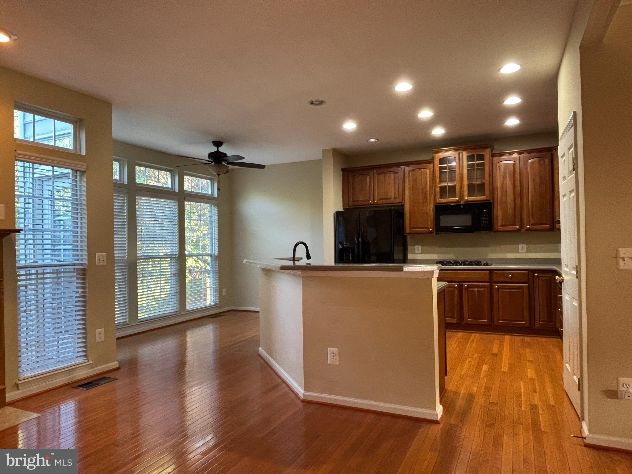 RIVERSIDE STATION - Residential Lease