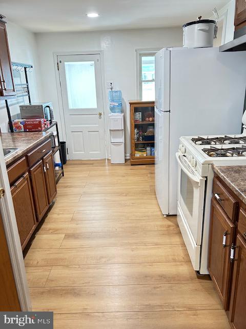 21 E 8TH AVENUE