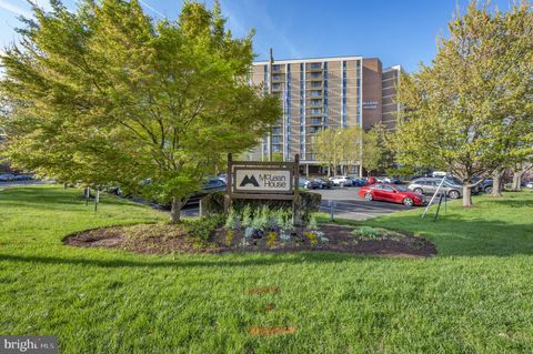 Photo of 6800 Fleetwood Road #509, MCLEAN, VA 22101 (MLS # VAFX2302616)