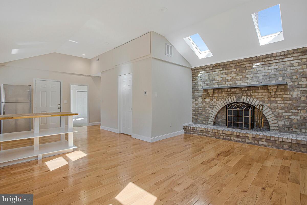 WOODLAND BEACH - Residential