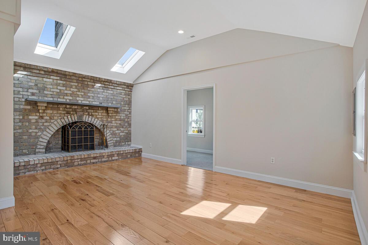 WOODLAND BEACH - Residential