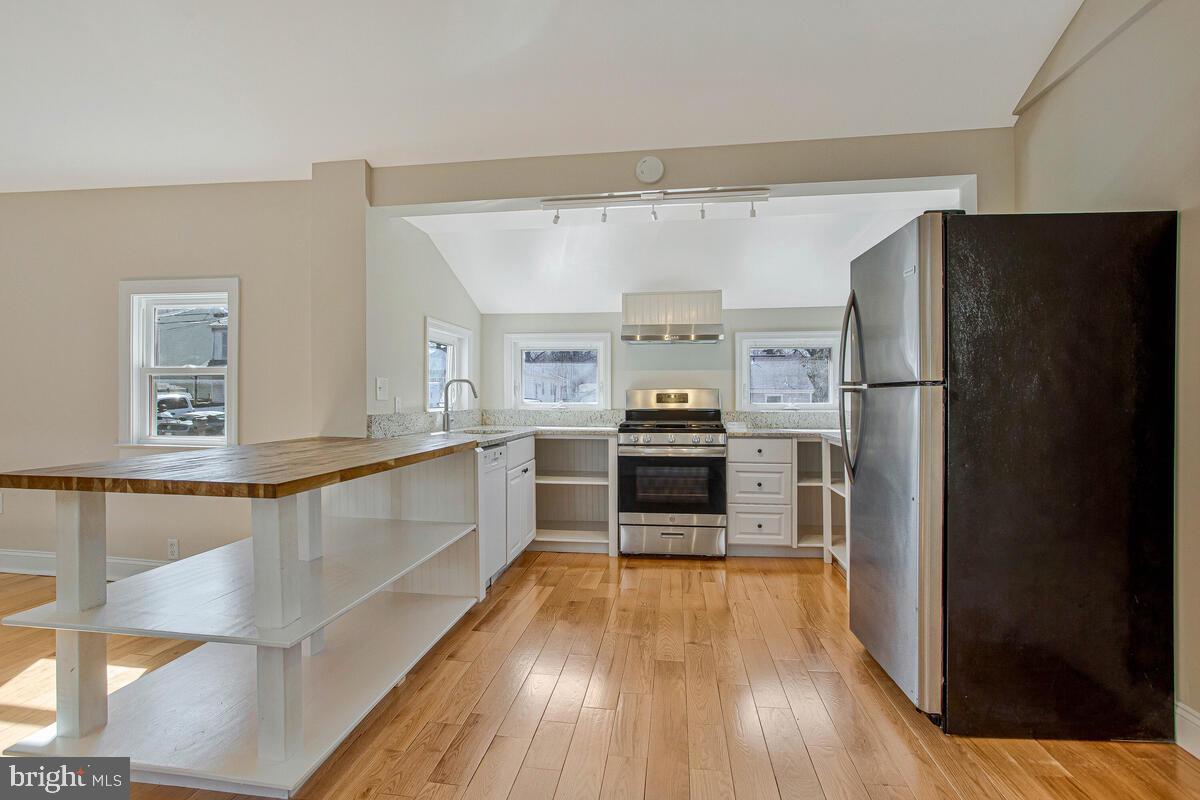 WOODLAND BEACH - Residential