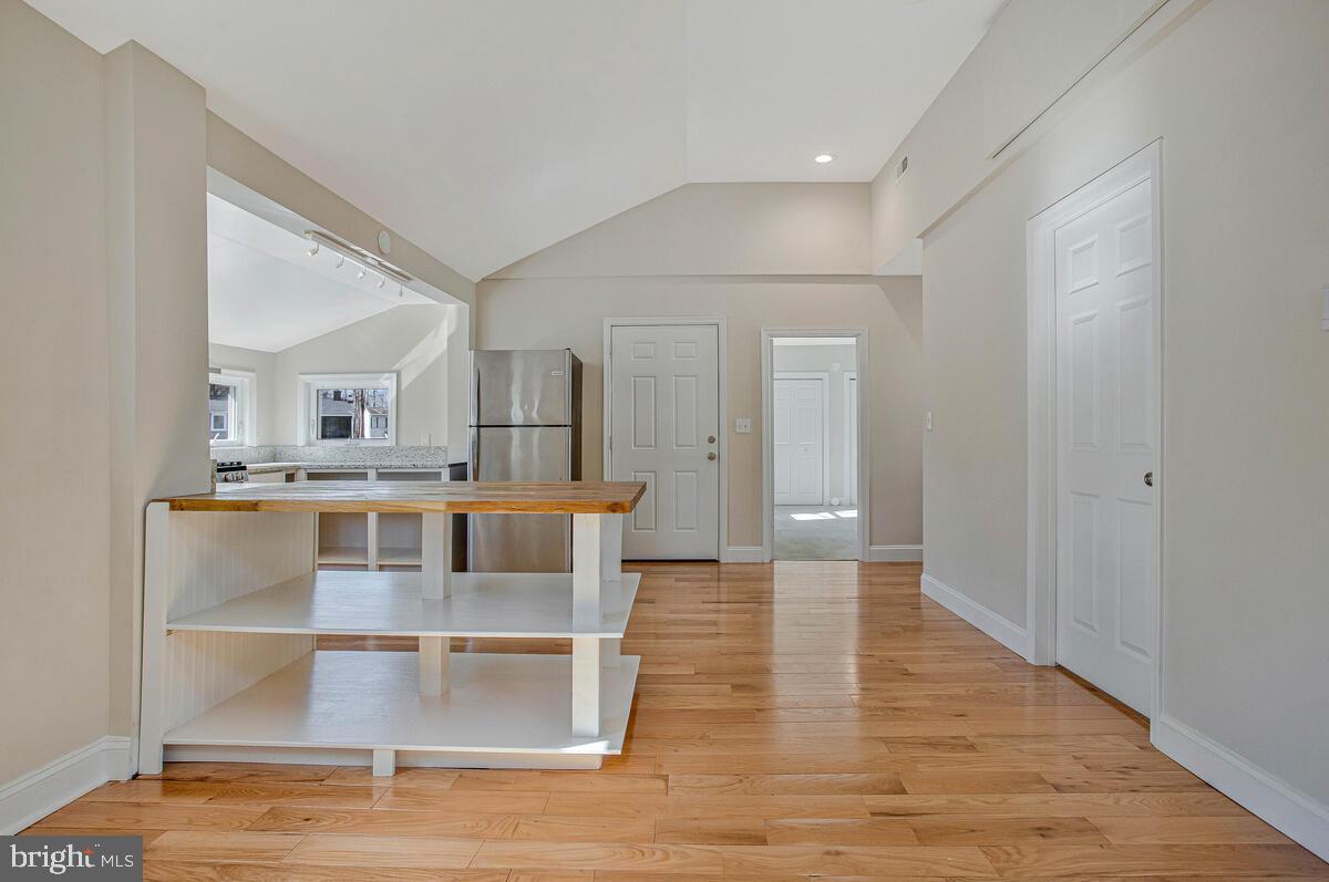 WOODLAND BEACH - Residential