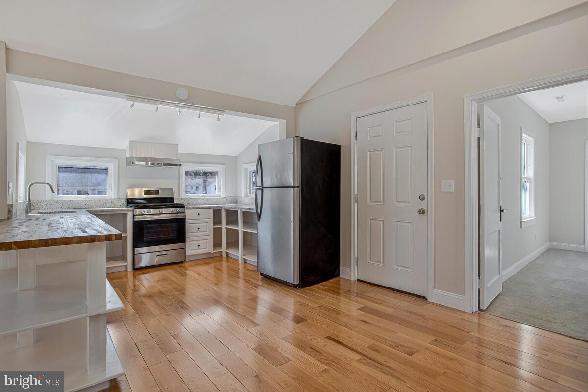 WOODLAND BEACH - Residential