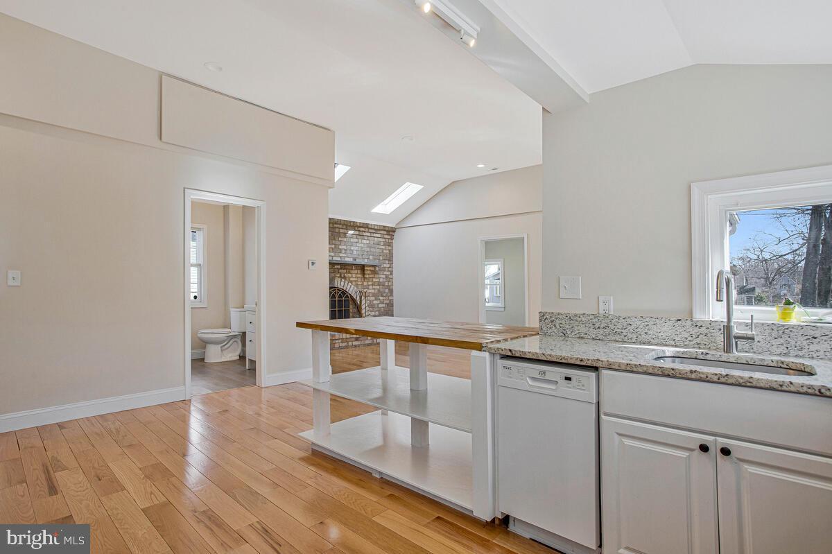 WOODLAND BEACH - Residential