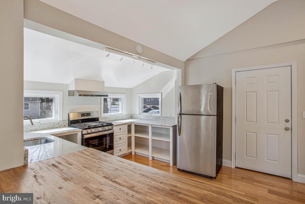 WOODLAND BEACH - Residential