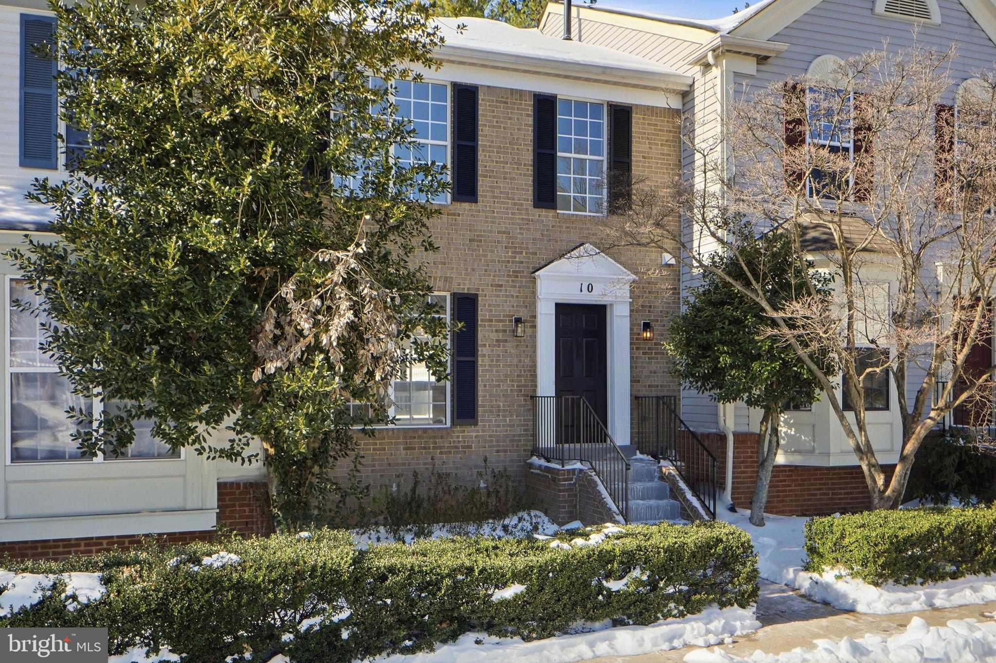 10 COTTAGE FIELD COURT