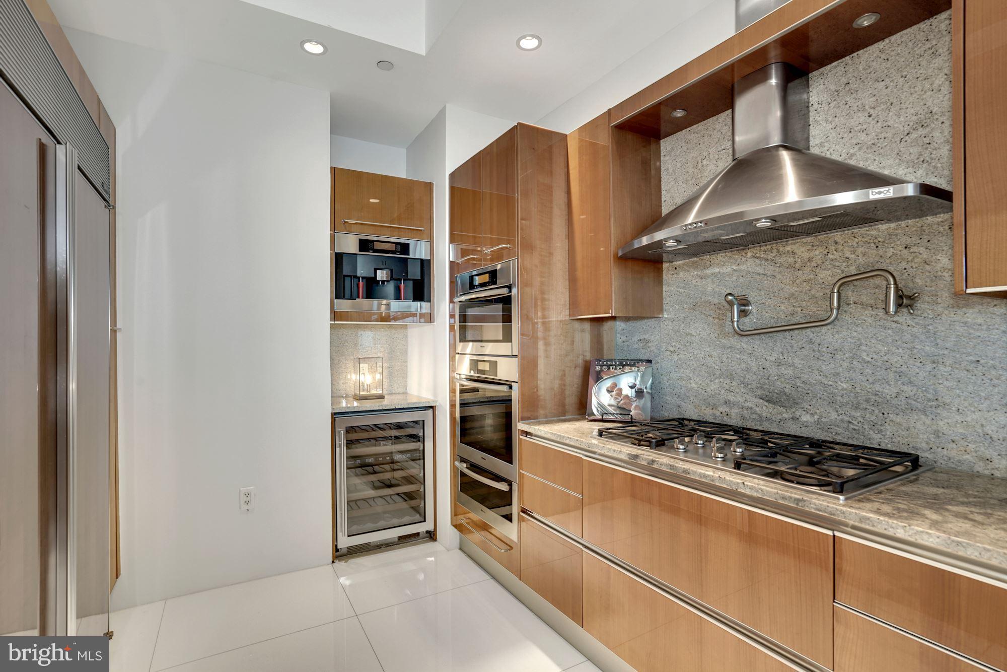 TURNBERRY TOWER - Residential