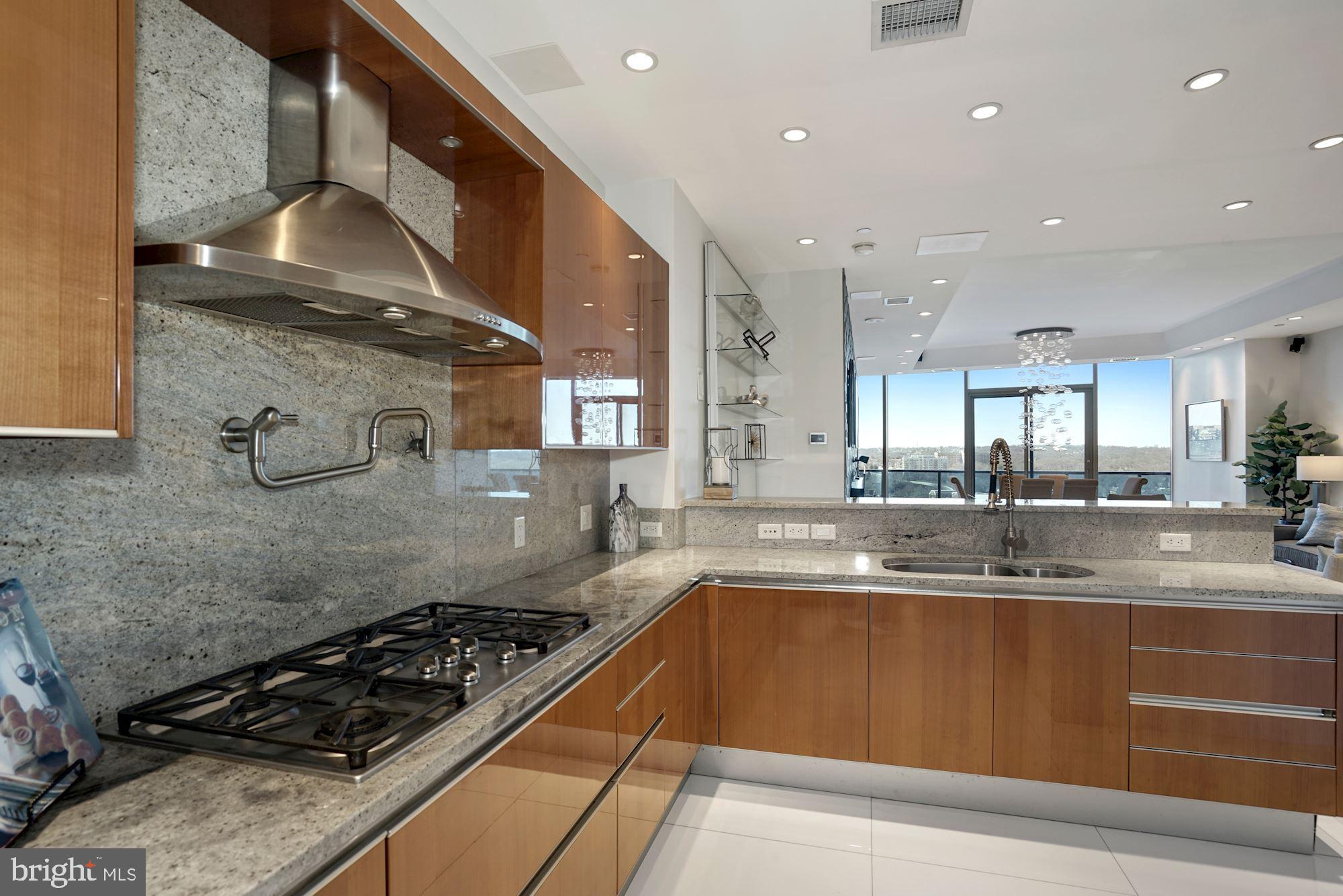 TURNBERRY TOWER - Residential