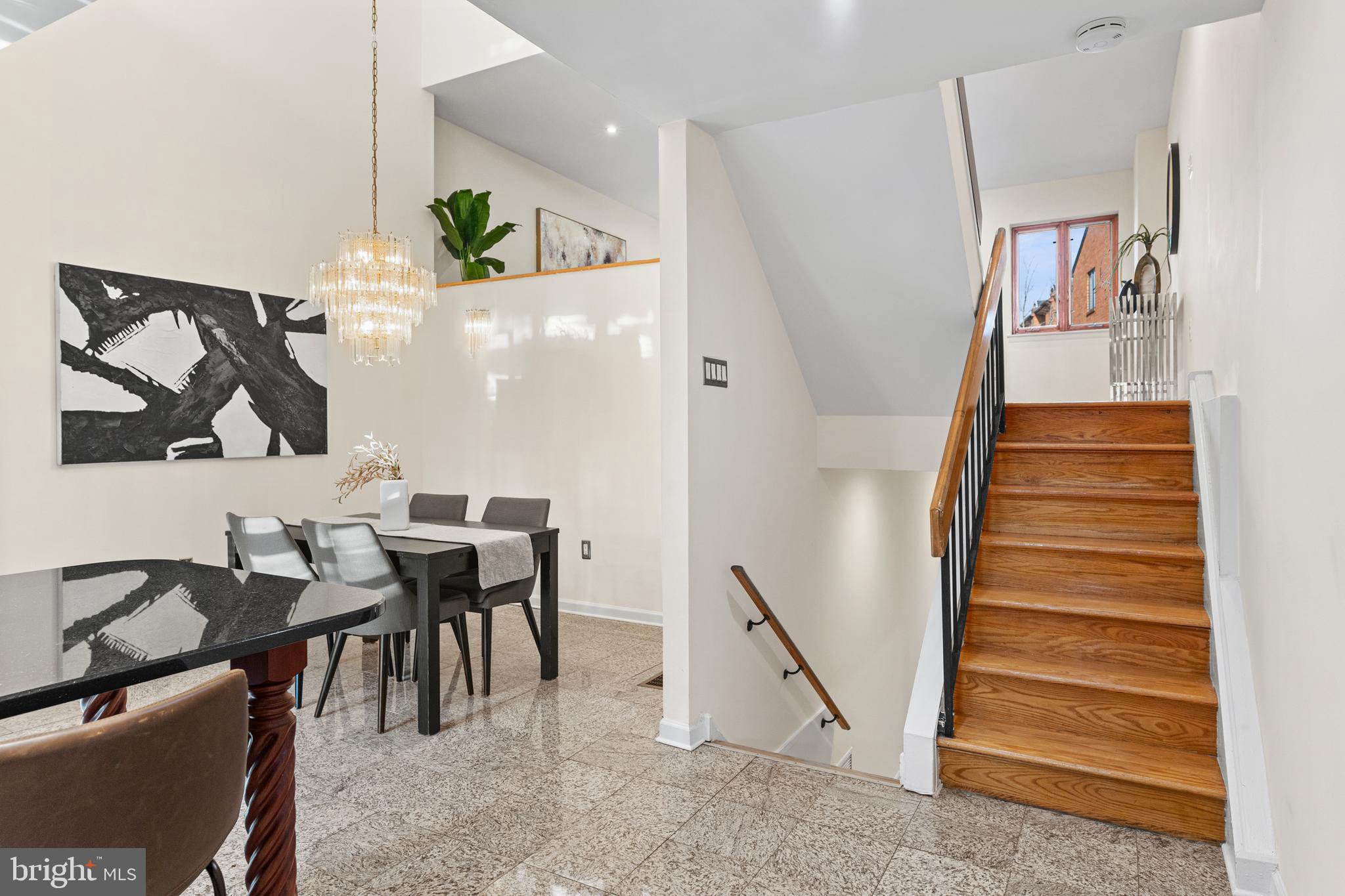 QUEEN VILLAGE - Residential