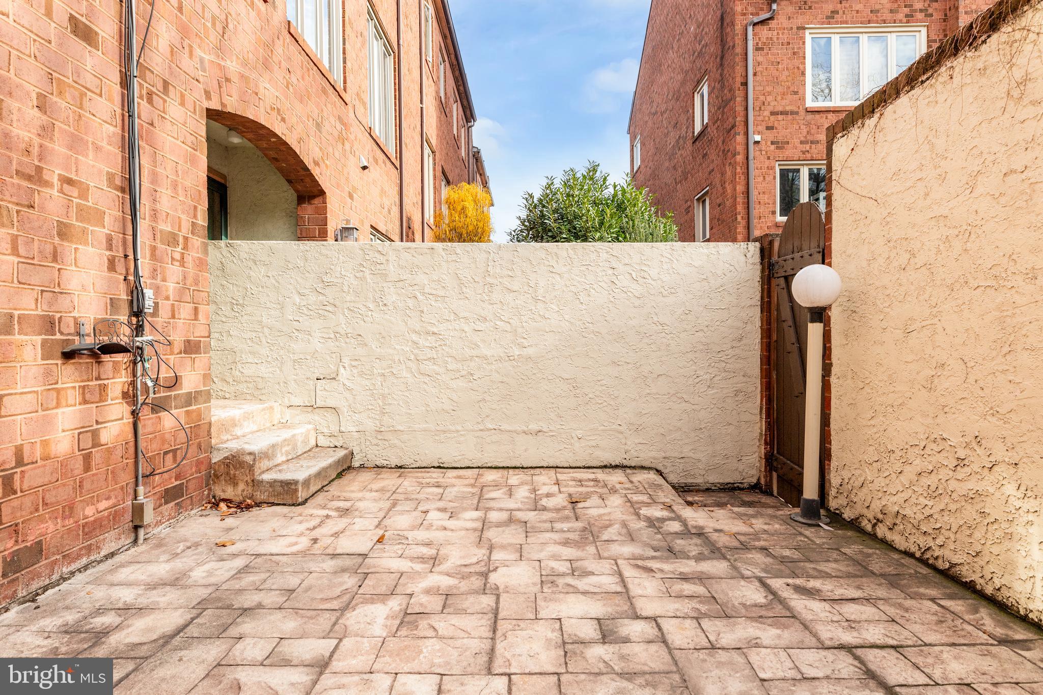QUEEN VILLAGE - Residential