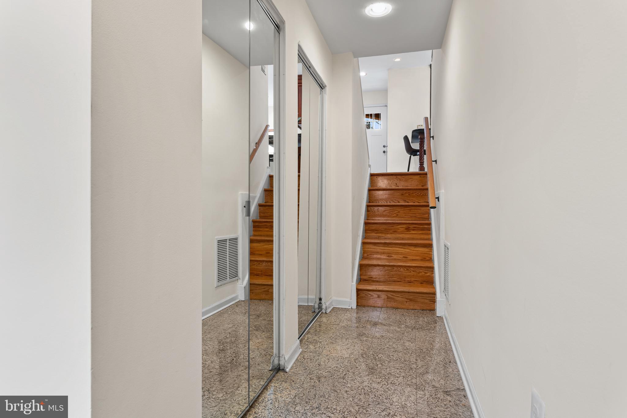 QUEEN VILLAGE - Residential