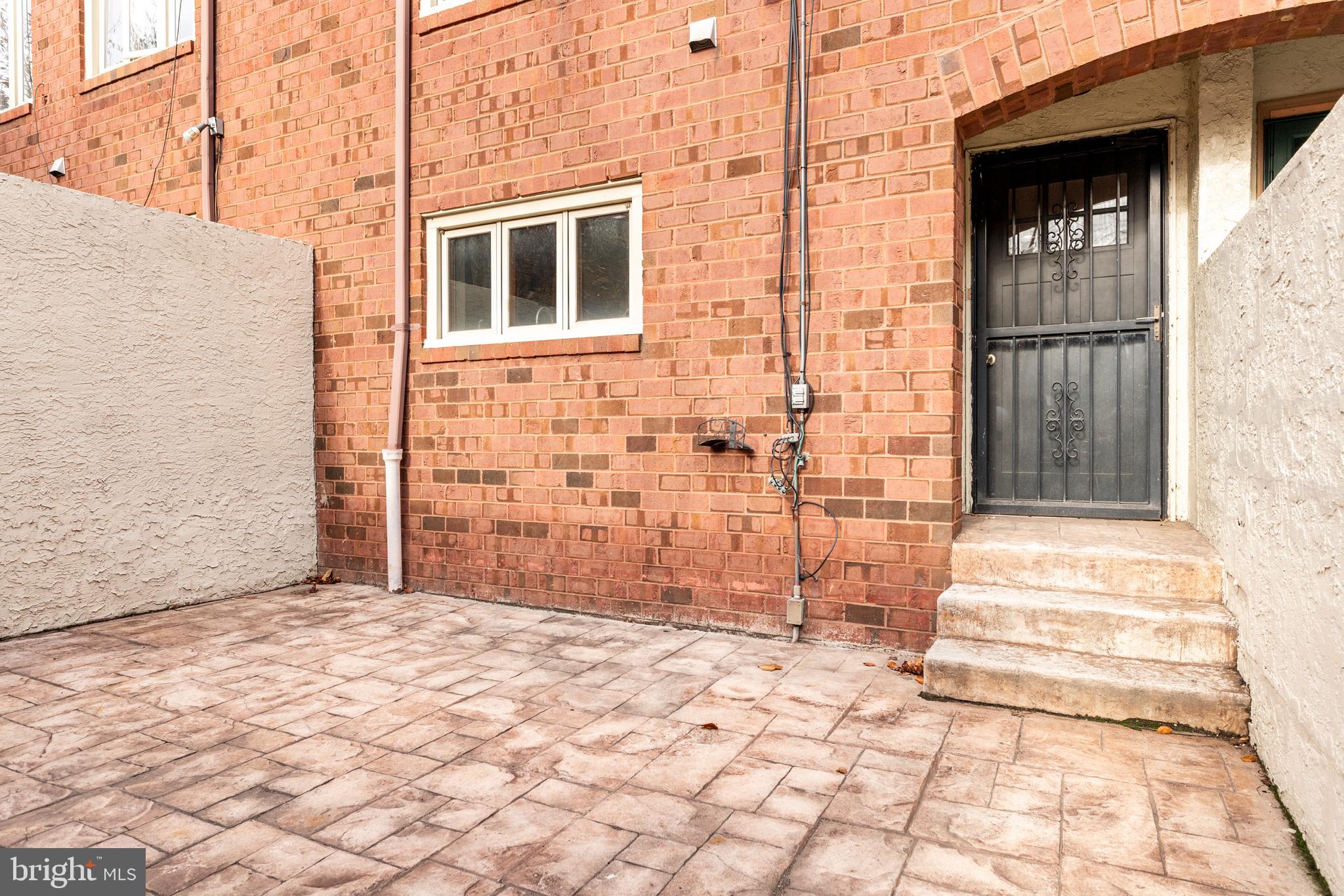 QUEEN VILLAGE - Residential