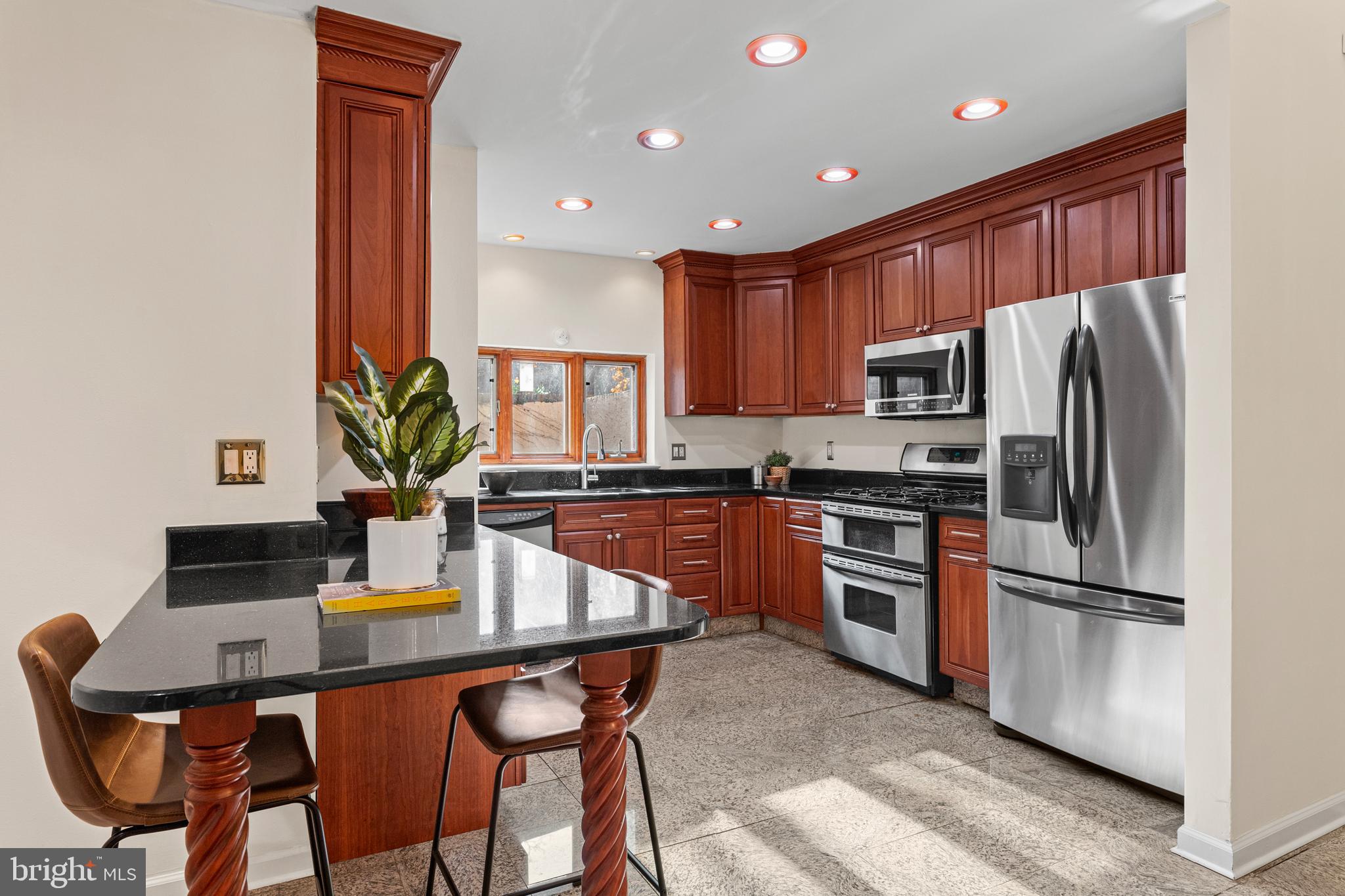 QUEEN VILLAGE - Residential