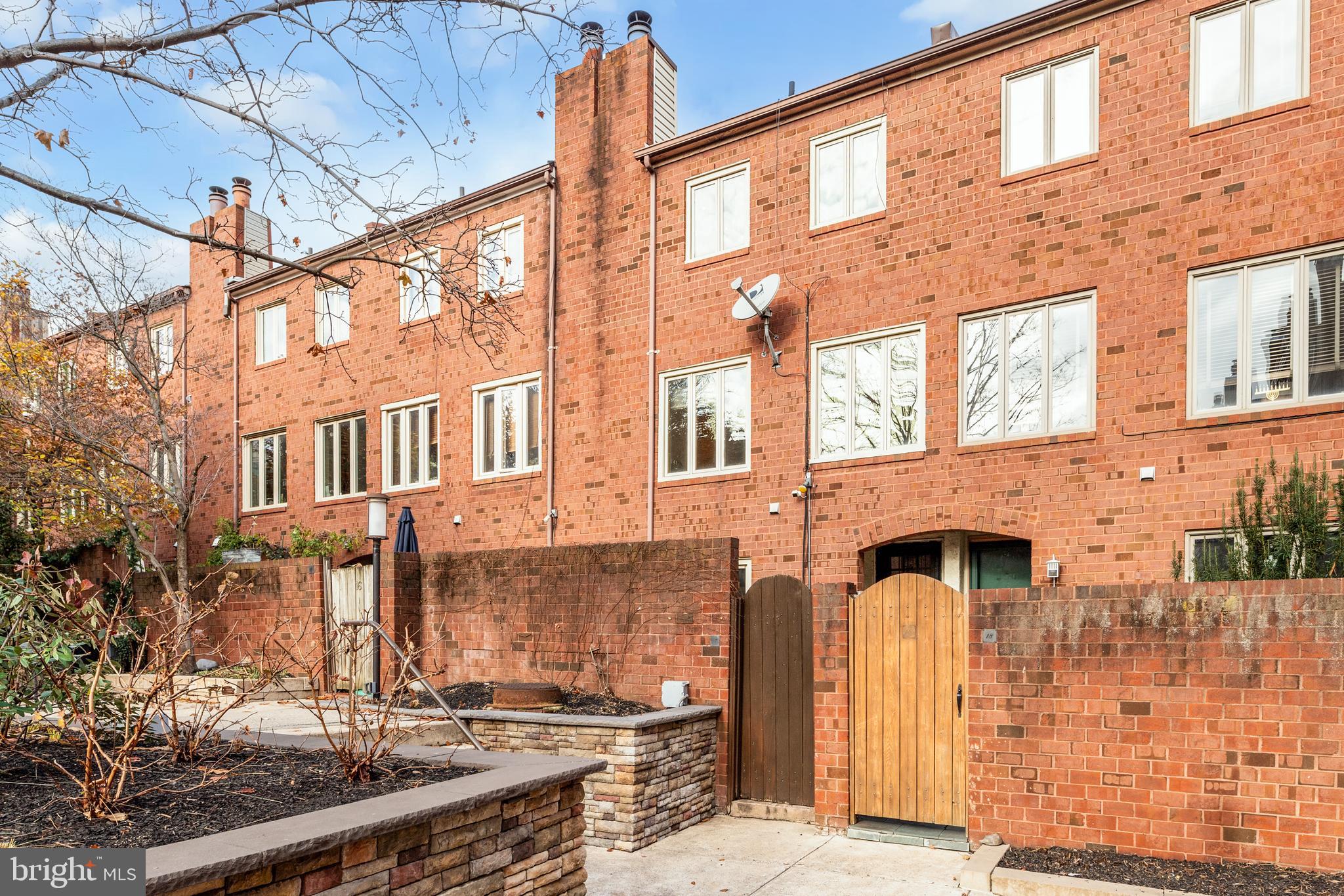 QUEEN VILLAGE - Residential