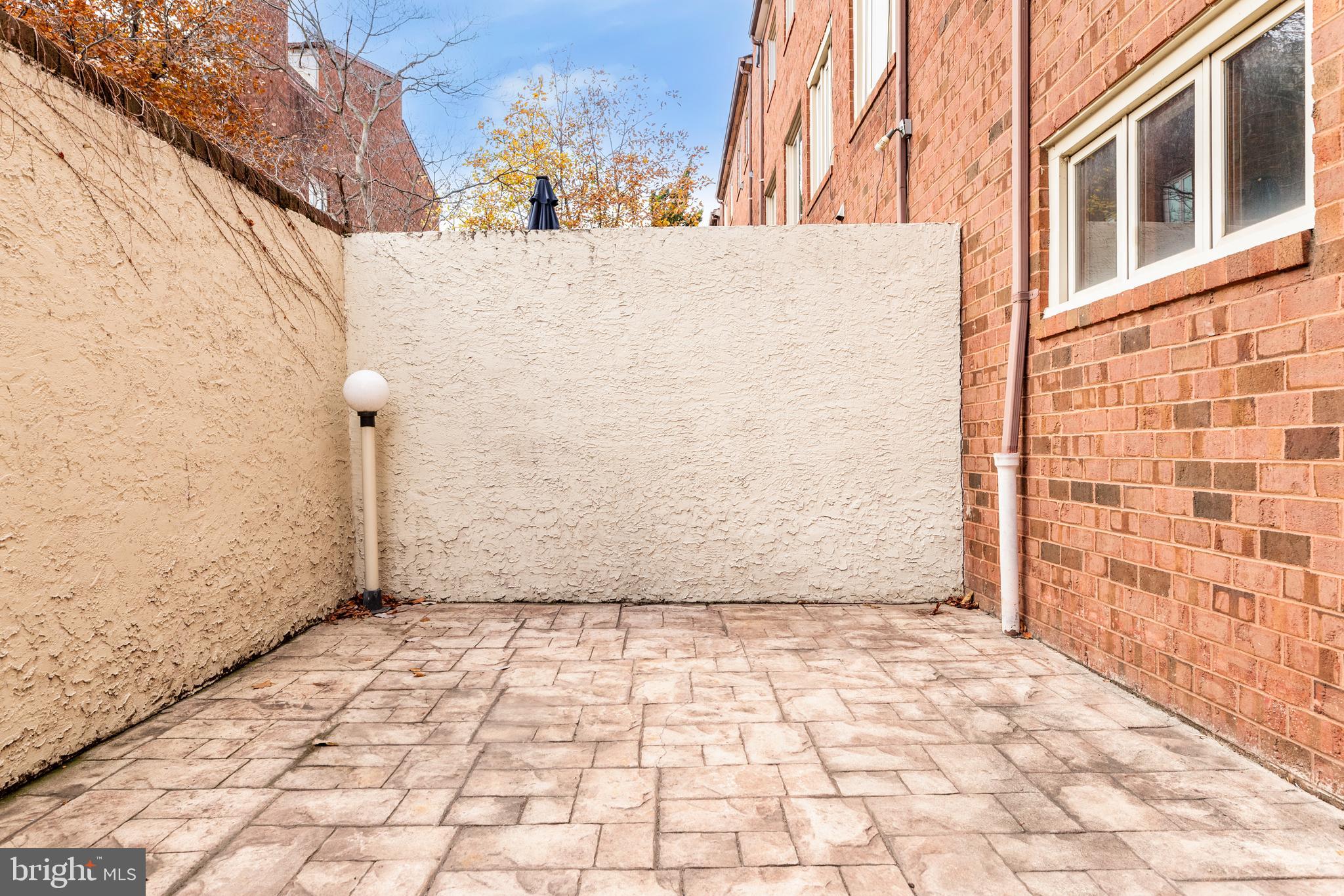 QUEEN VILLAGE - Residential