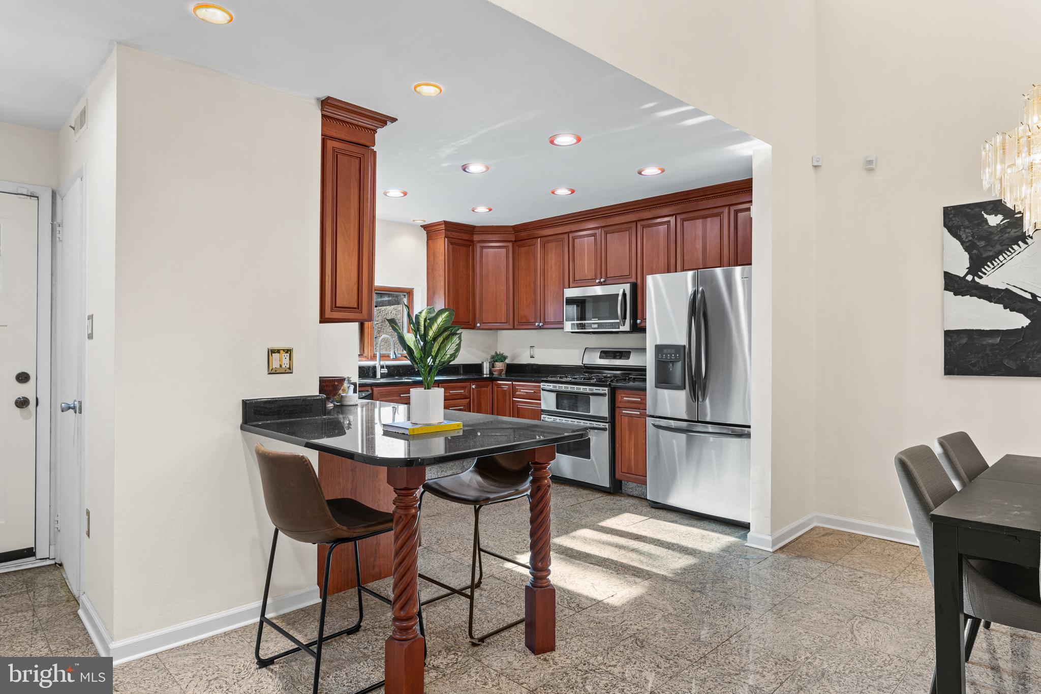 QUEEN VILLAGE - Residential
