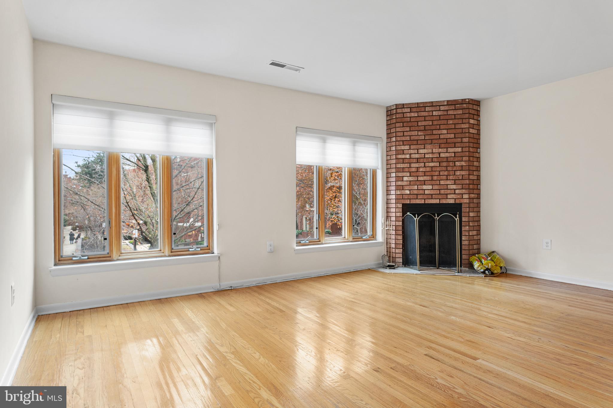 QUEEN VILLAGE - Residential