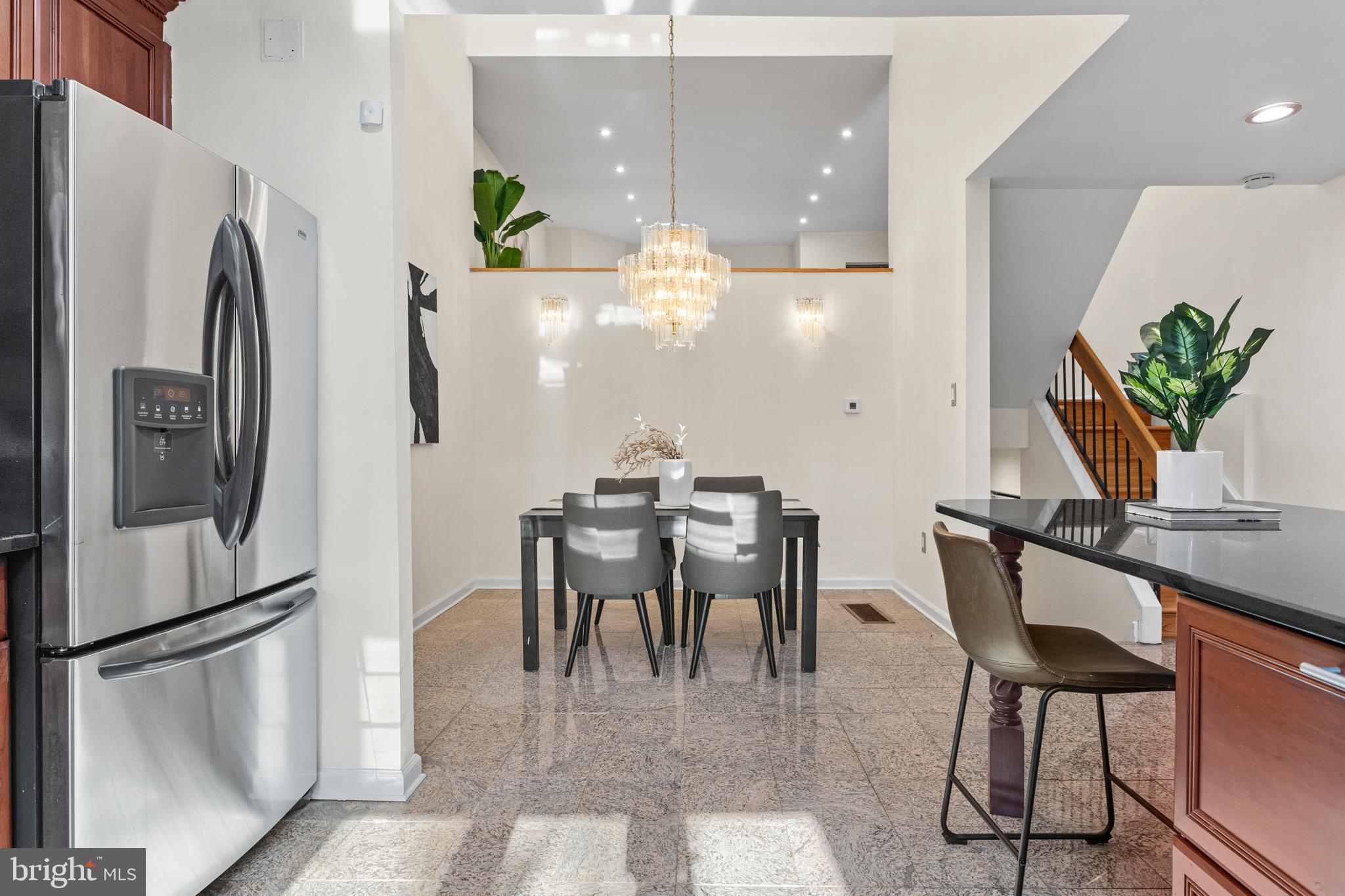 QUEEN VILLAGE - Residential