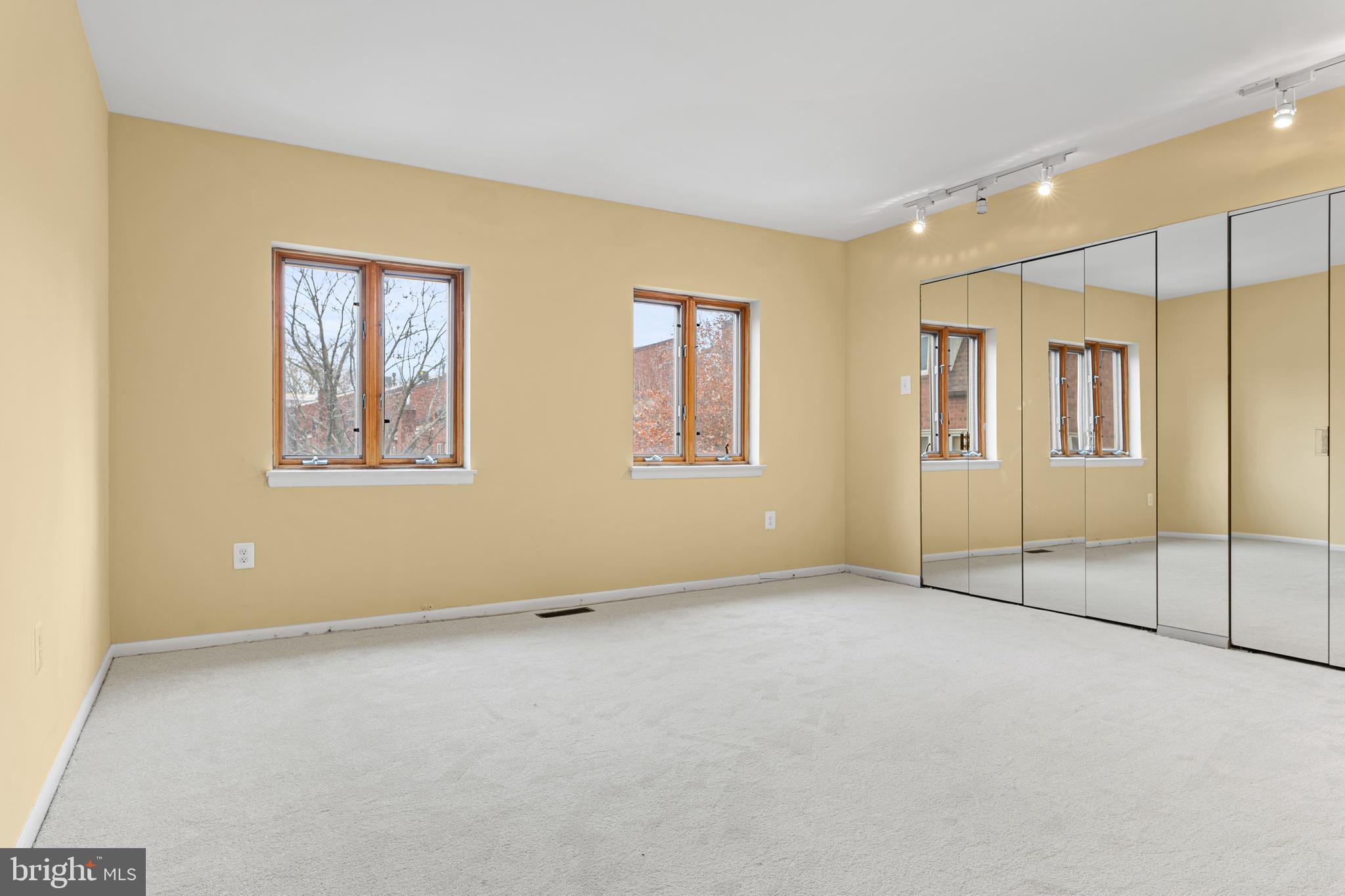QUEEN VILLAGE - Residential