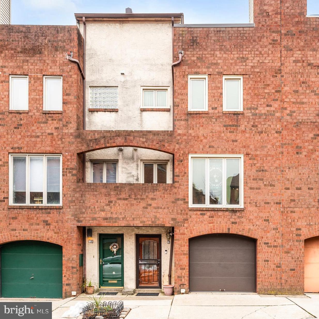 QUEEN VILLAGE - Residential