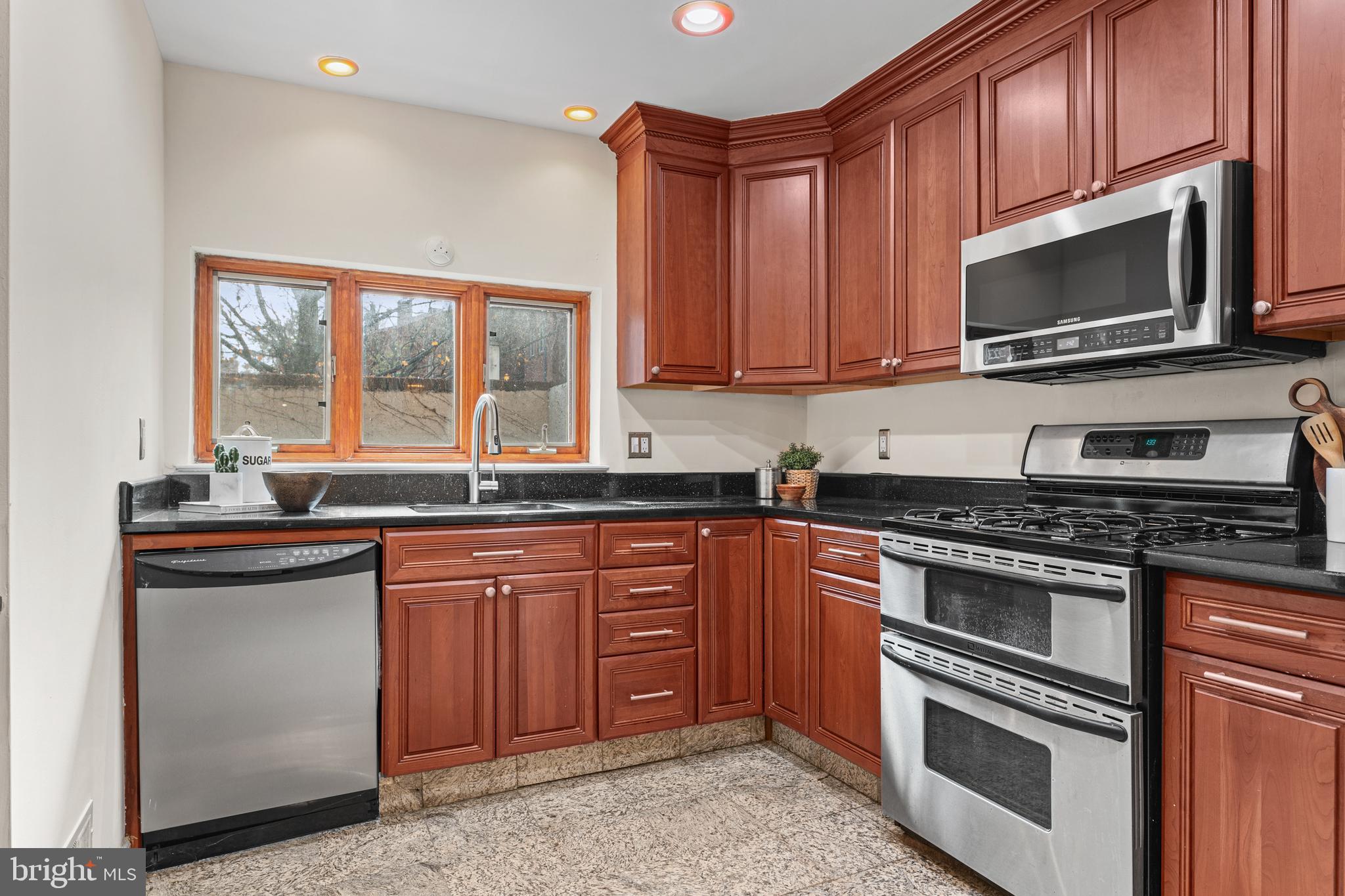 QUEEN VILLAGE - Residential