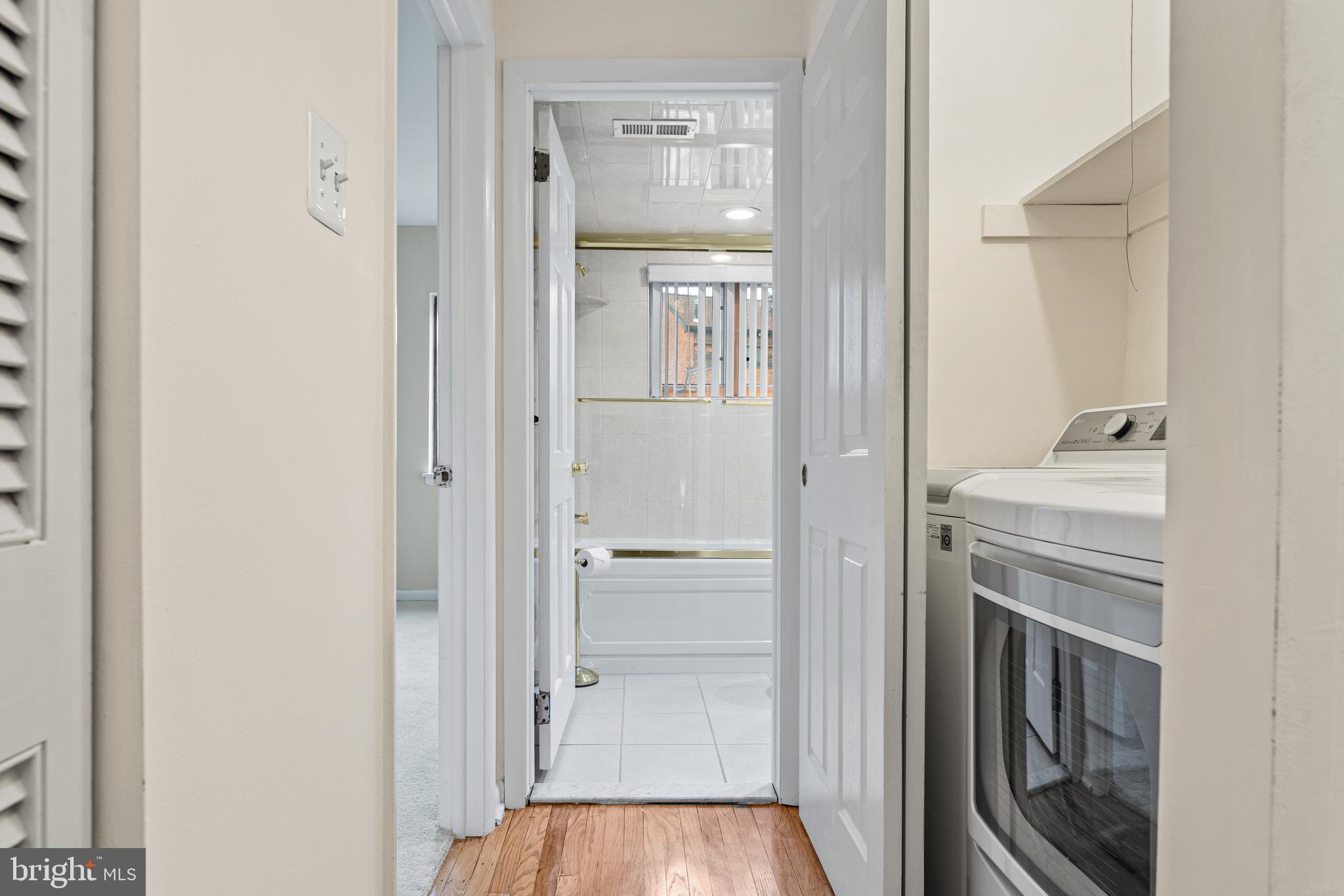 QUEEN VILLAGE - Residential