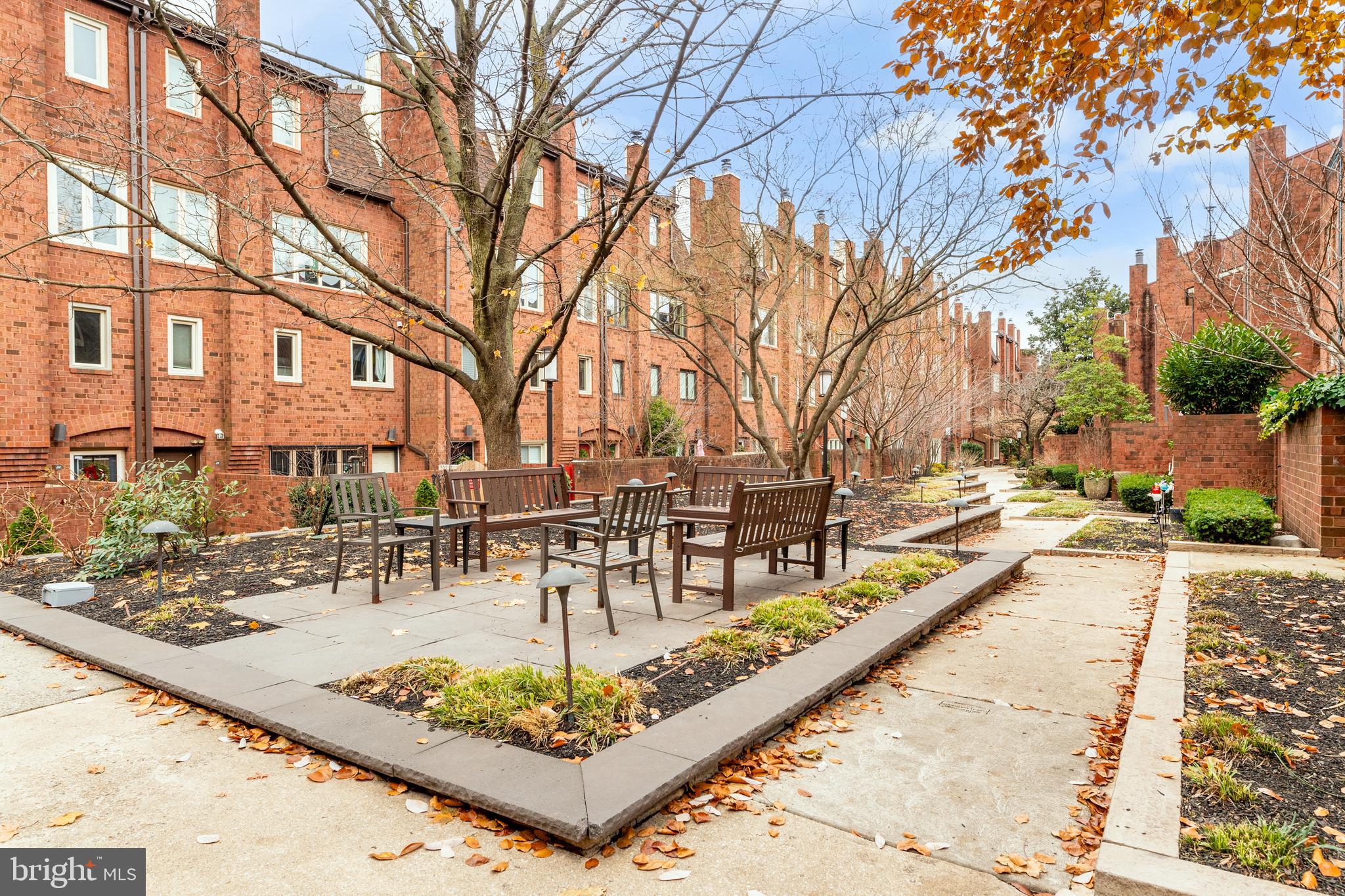 QUEEN VILLAGE - Residential