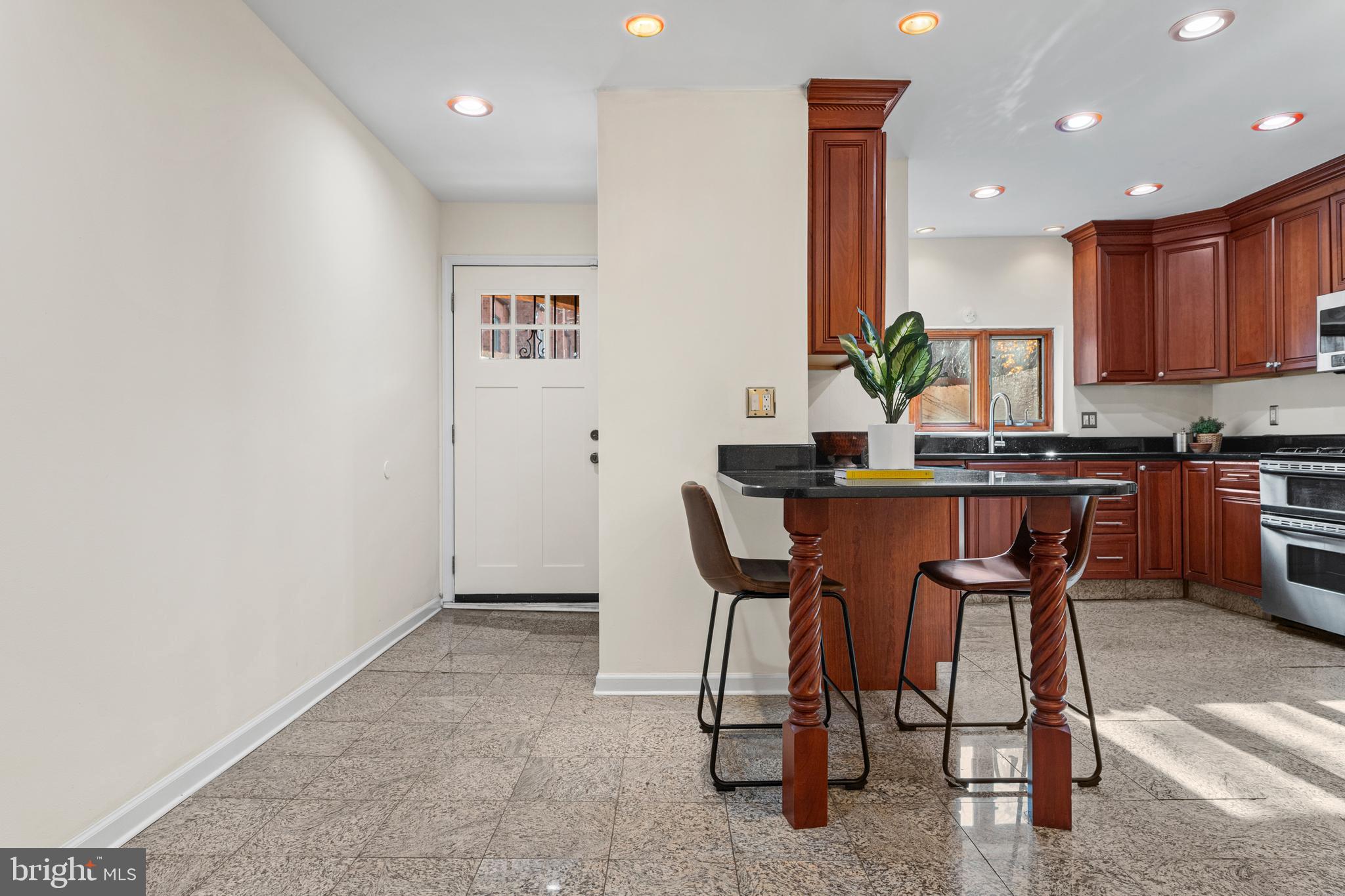 QUEEN VILLAGE - Residential