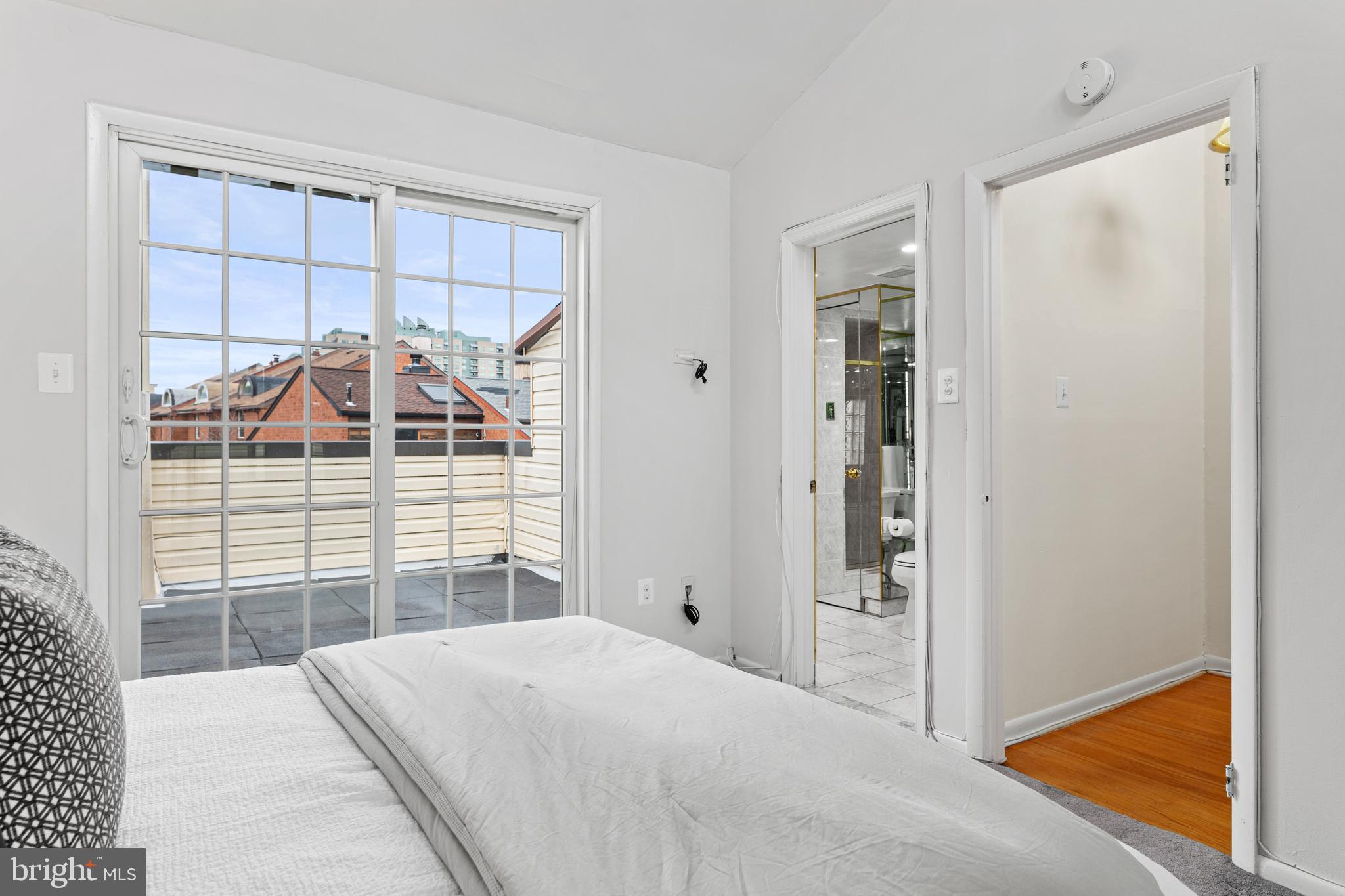 QUEEN VILLAGE - Residential