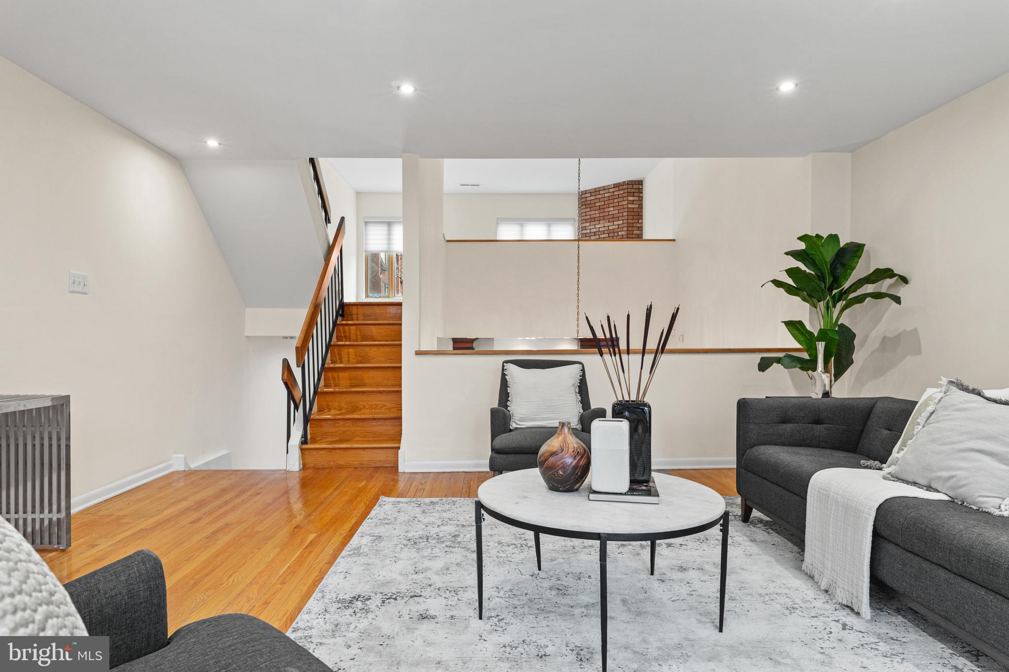 QUEEN VILLAGE - Residential
