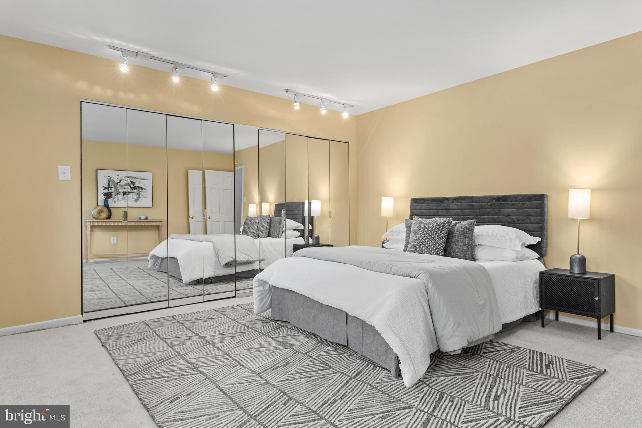 QUEEN VILLAGE - Residential