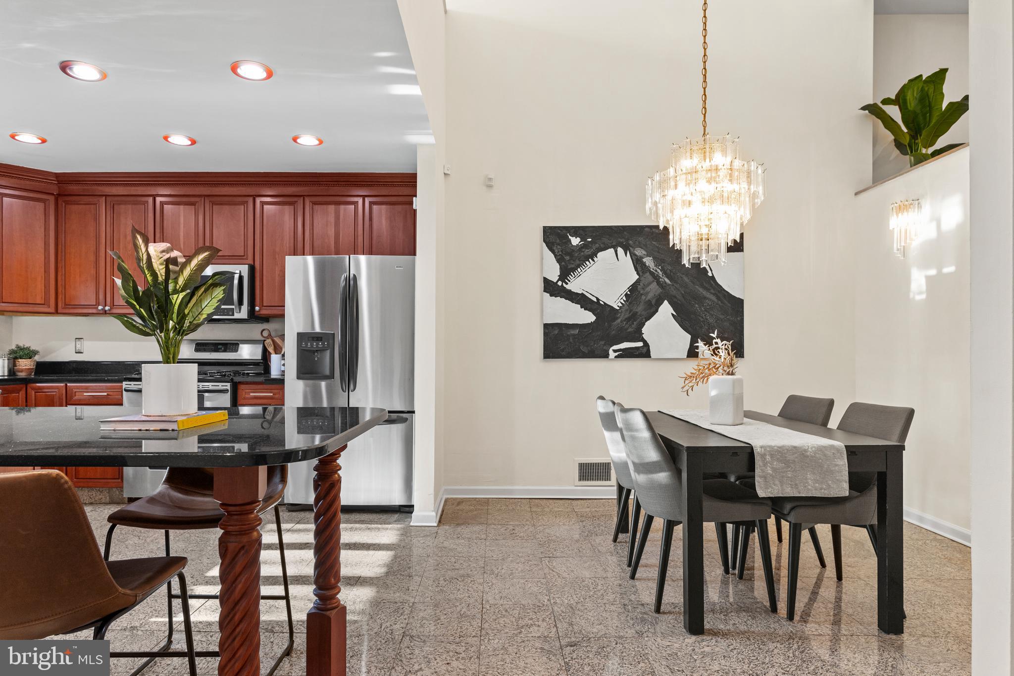 QUEEN VILLAGE - Residential