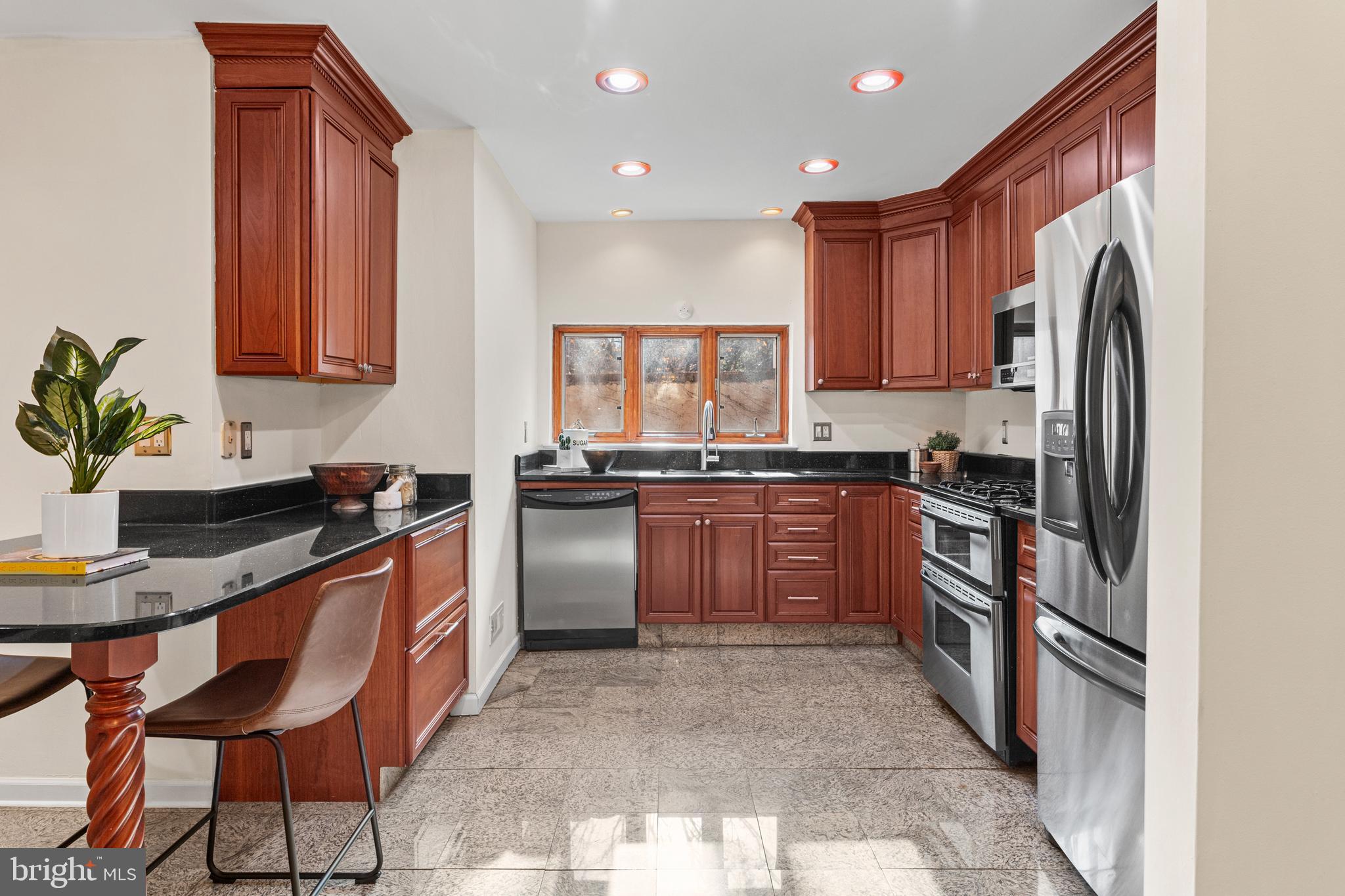 QUEEN VILLAGE - Residential