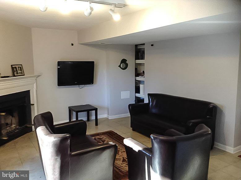 LIFESTYLE AT SULLY STATION - Residential