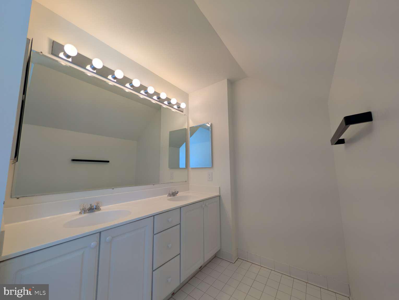 RIVER HILL - Residential