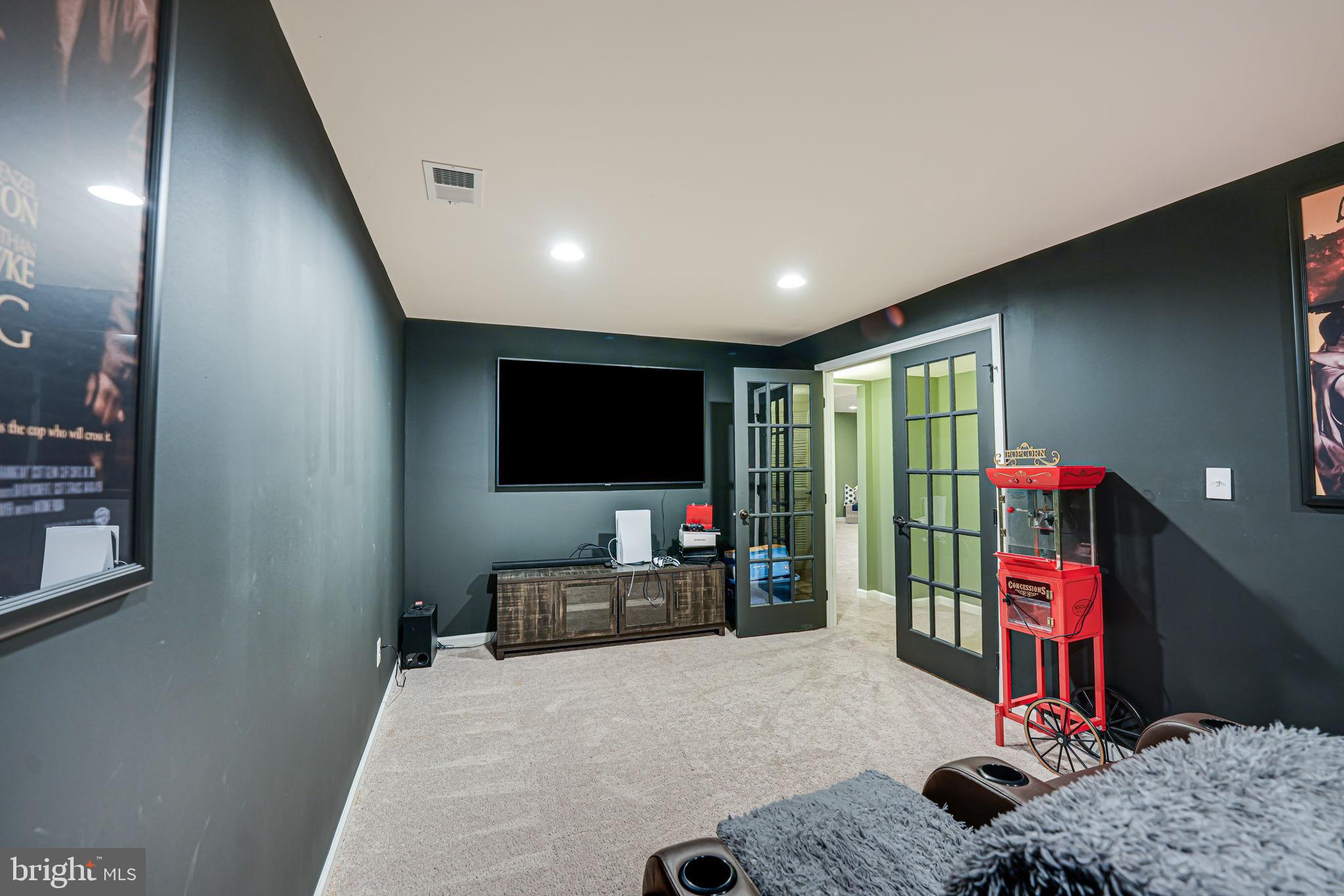 HOADLY MANOR - Residential