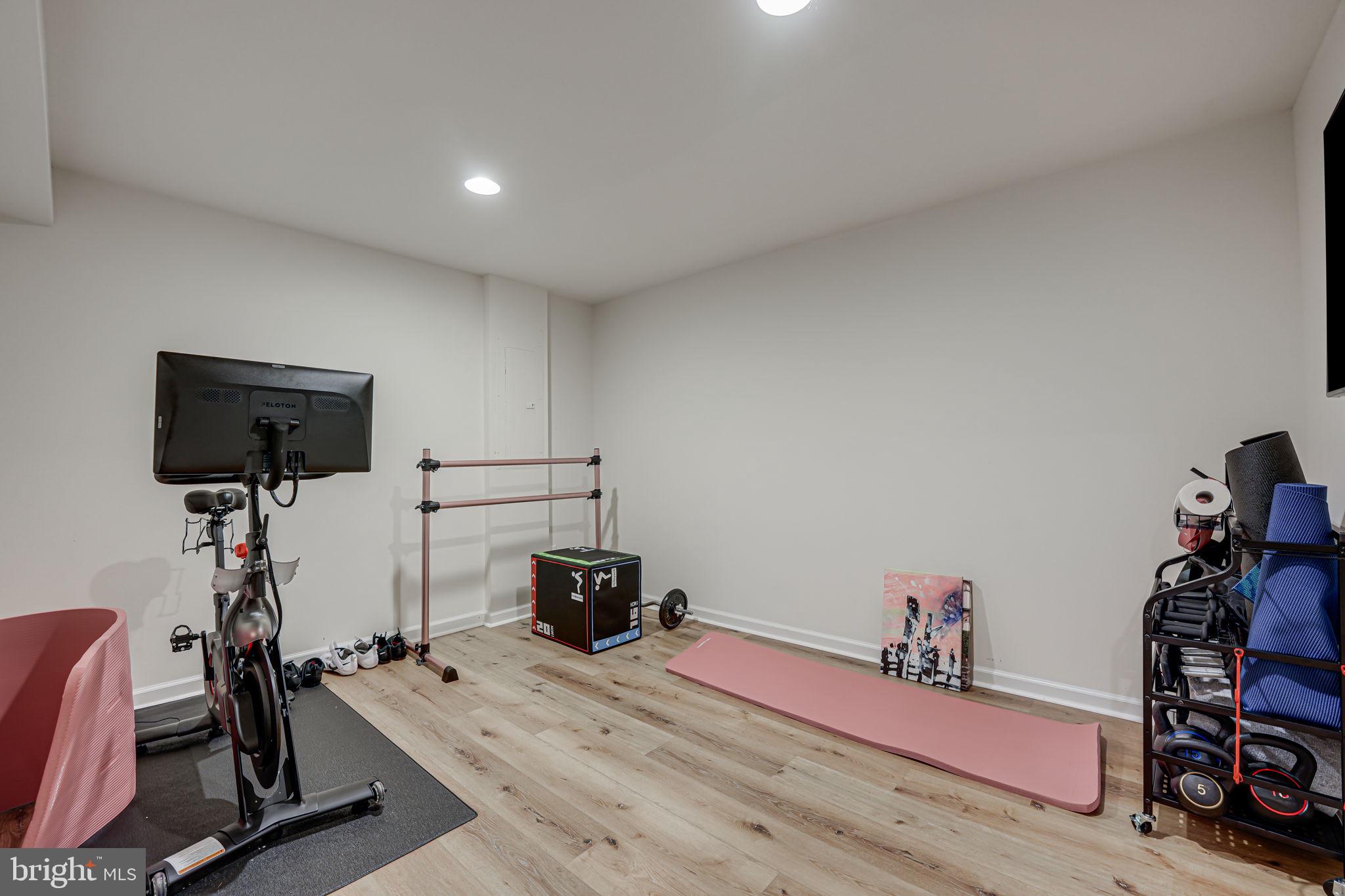 HOADLY MANOR - Residential