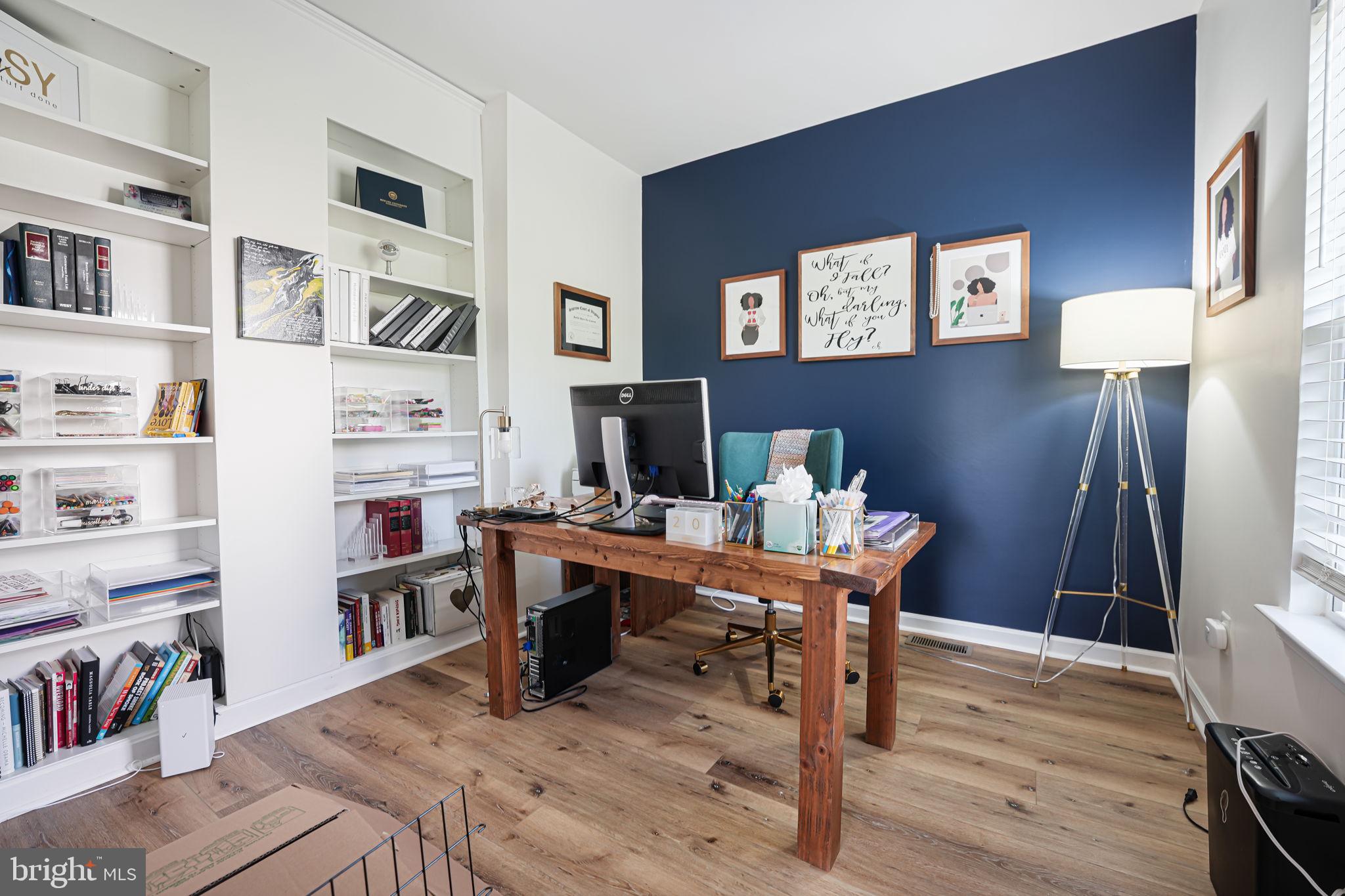 HOADLY MANOR - Residential