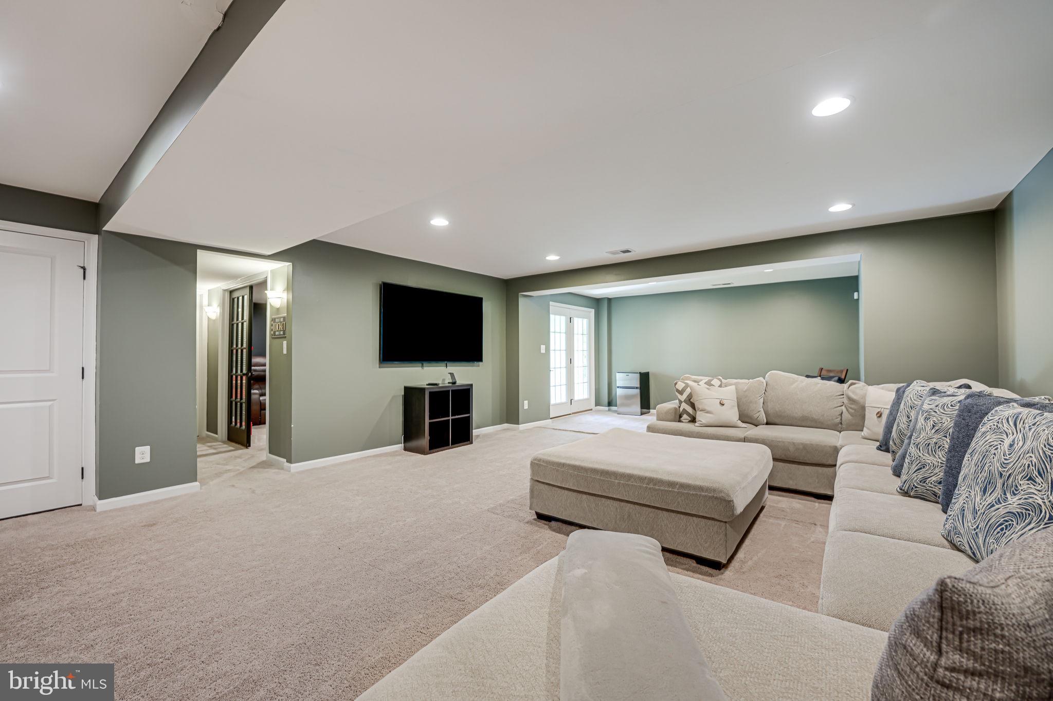 HOADLY MANOR - Residential