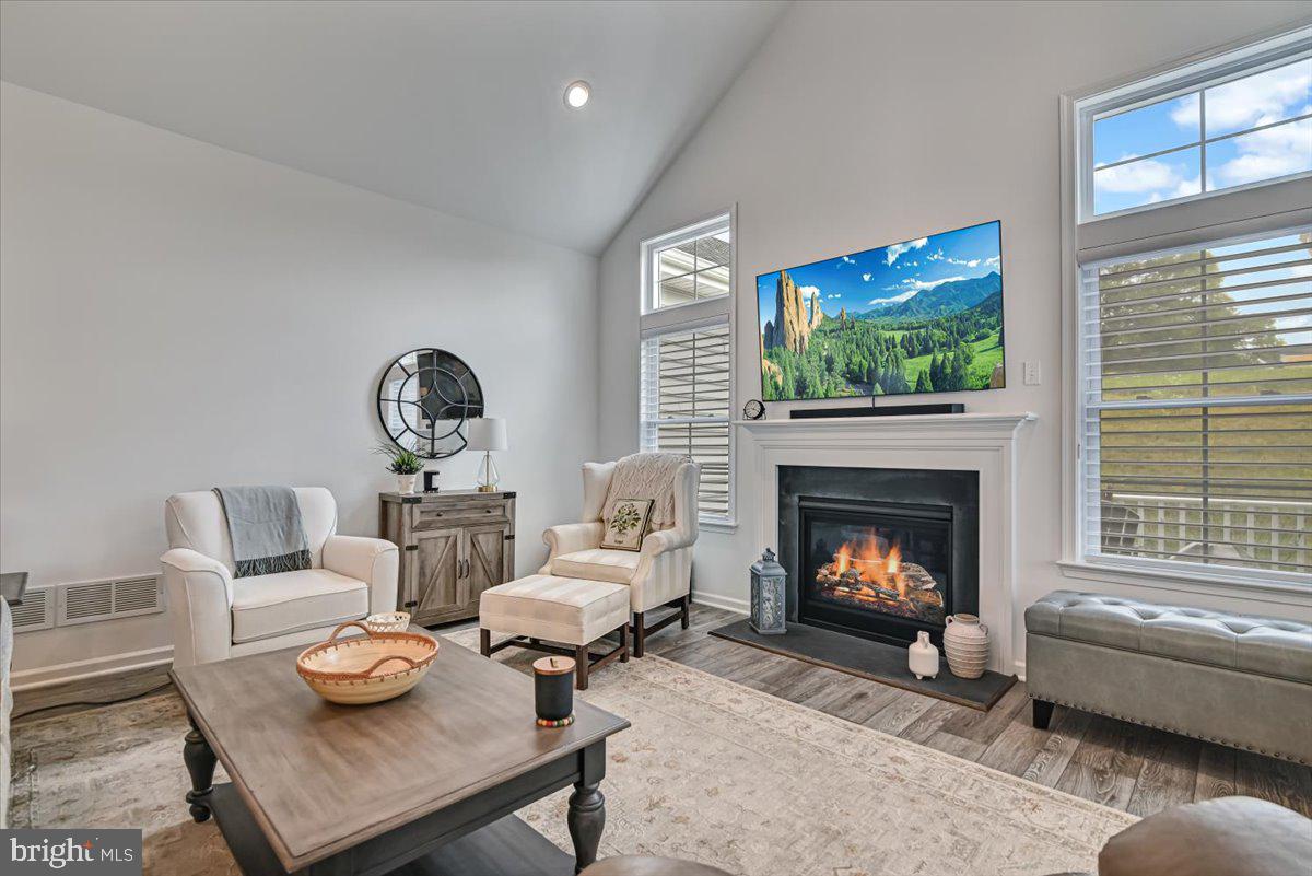 LOCUST VALLEY - Residential