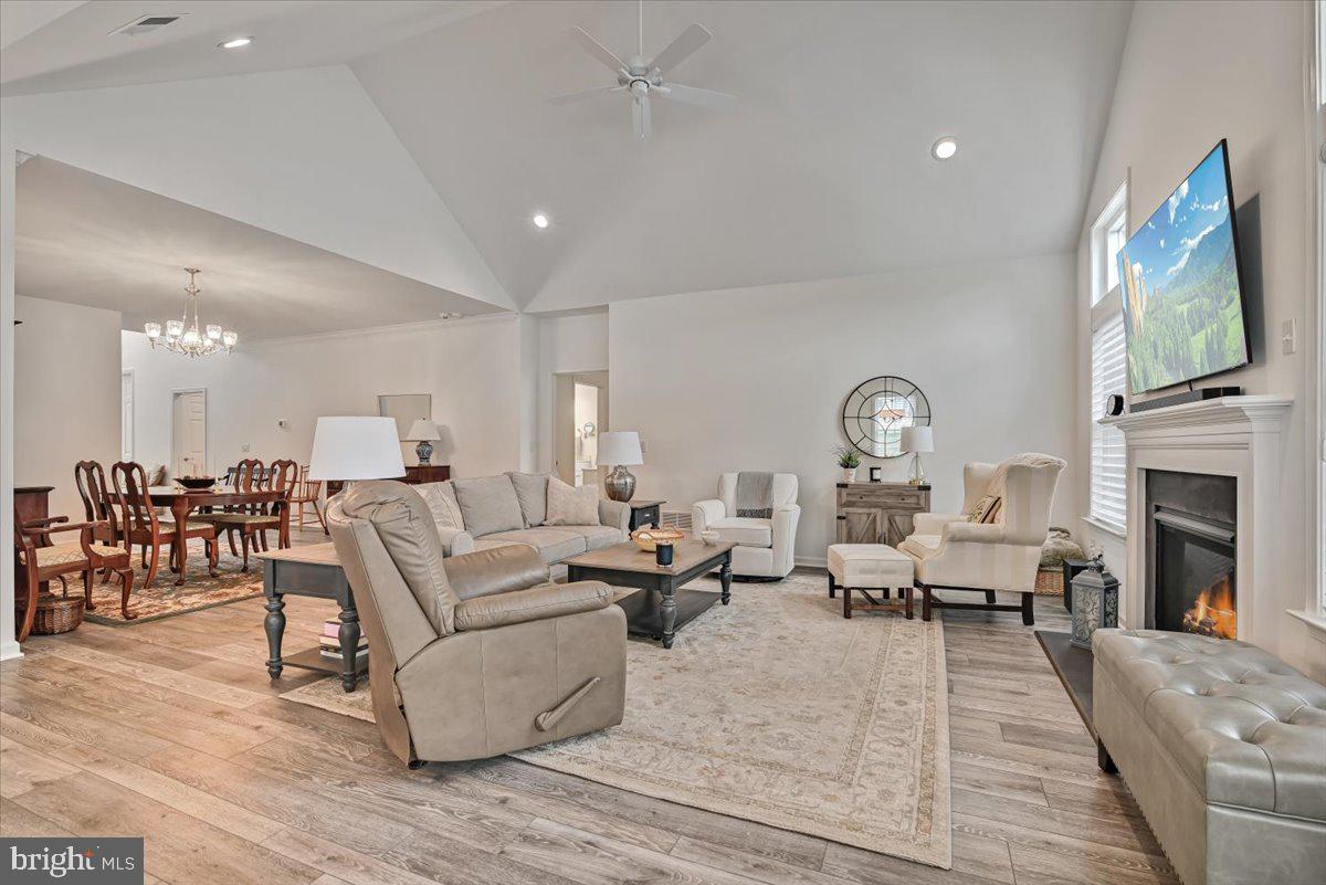 LOCUST VALLEY - Residential