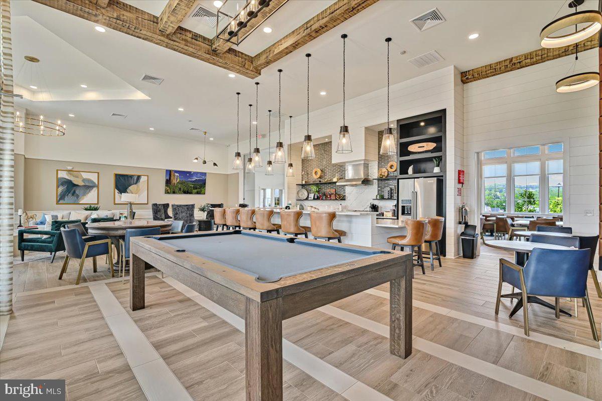 LOCUST VALLEY - Residential