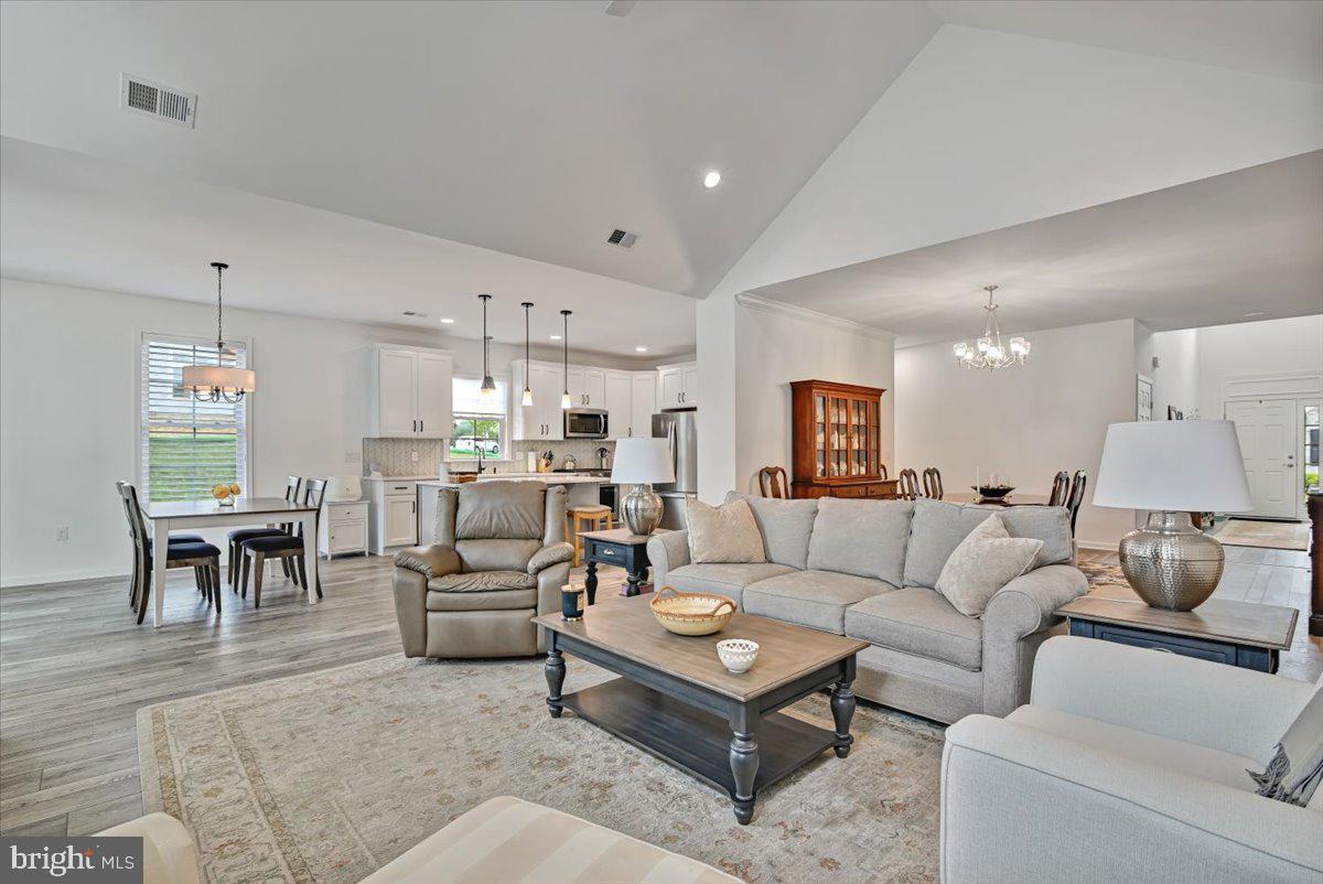 LOCUST VALLEY - Residential