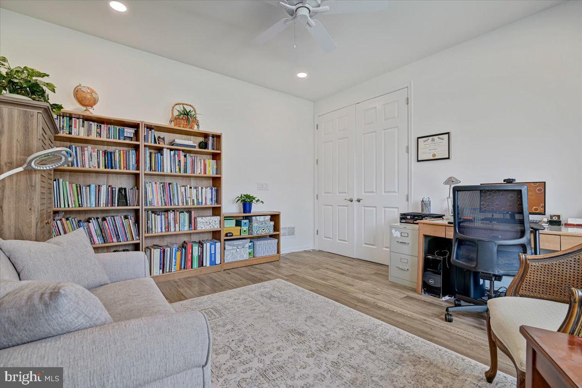 LOCUST VALLEY - Residential