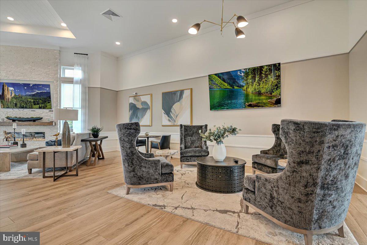 LOCUST VALLEY - Residential